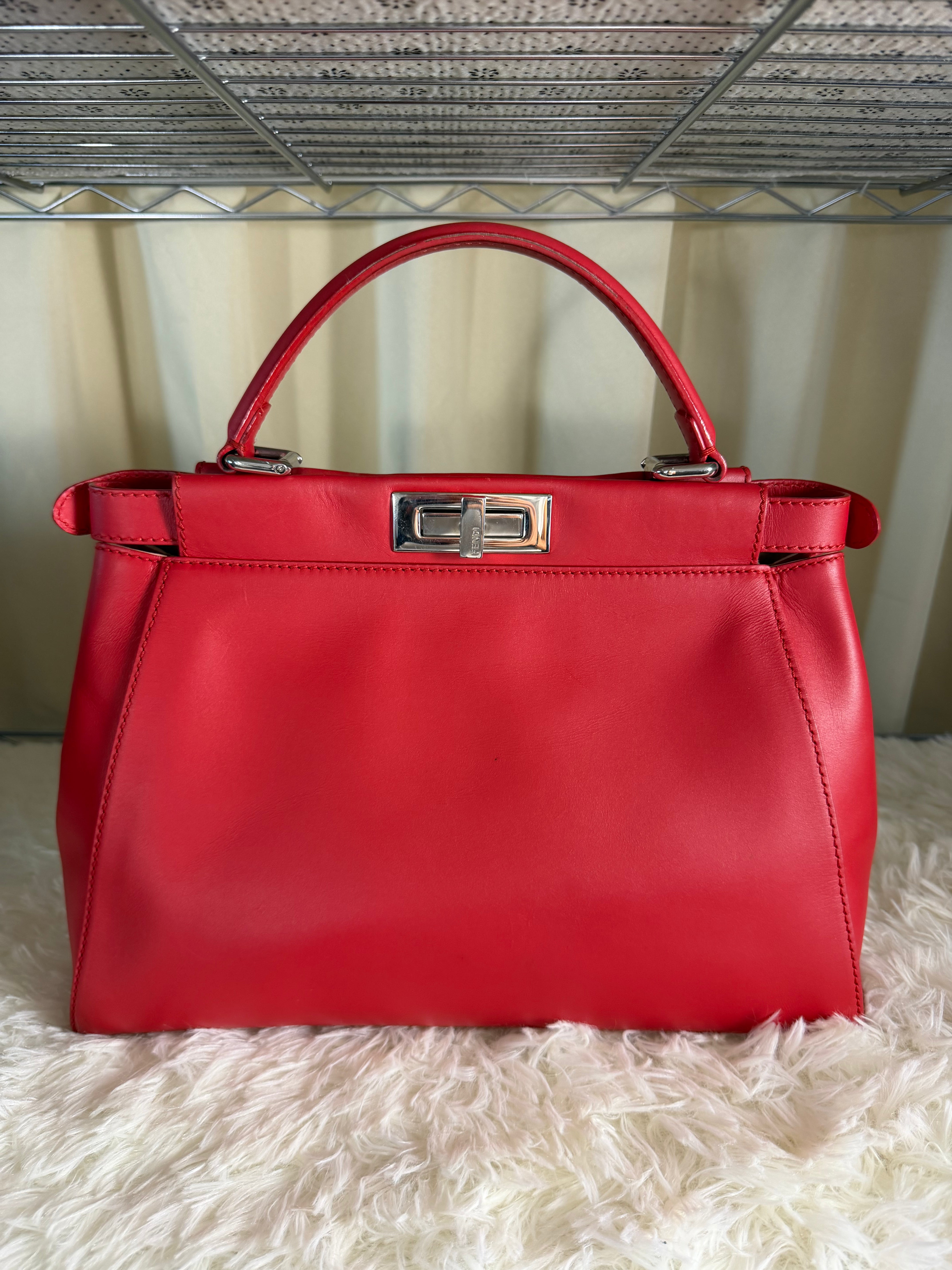 Borsa Fendi Peekaboo in Pelle Rossa con Dettaglio degli Iconici Occhi "Bag Bugs"