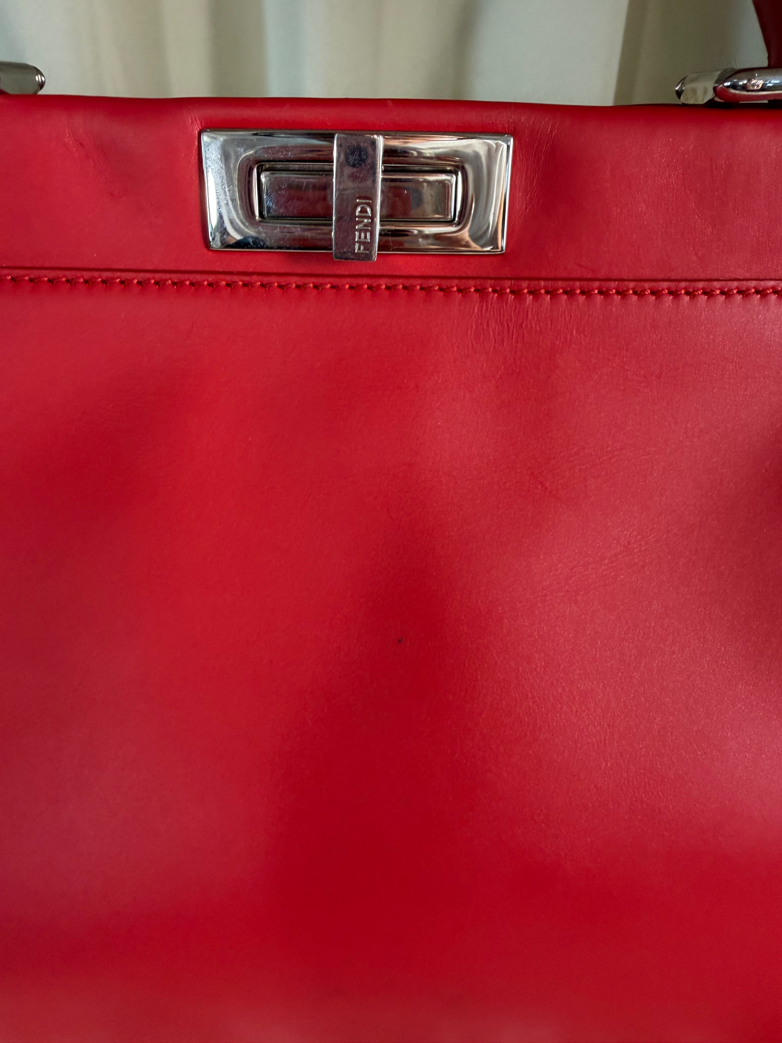 Borsa Fendi Peekaboo in Pelle Rossa con Dettaglio degli Iconici Occhi "Bag Bugs"