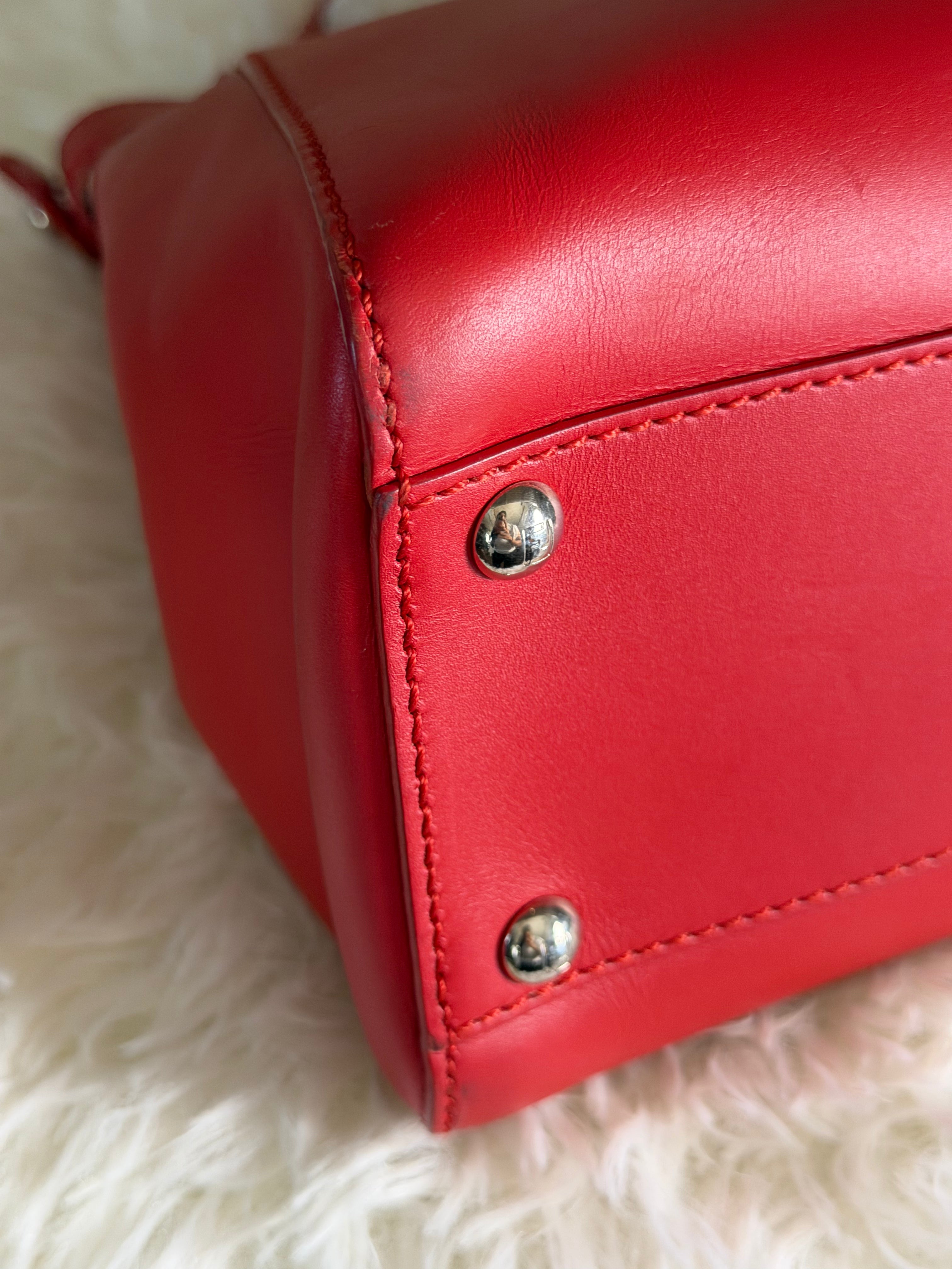 Borsa Fendi Peekaboo in Pelle Rossa con Dettaglio degli Iconici Occhi "Bag Bugs"