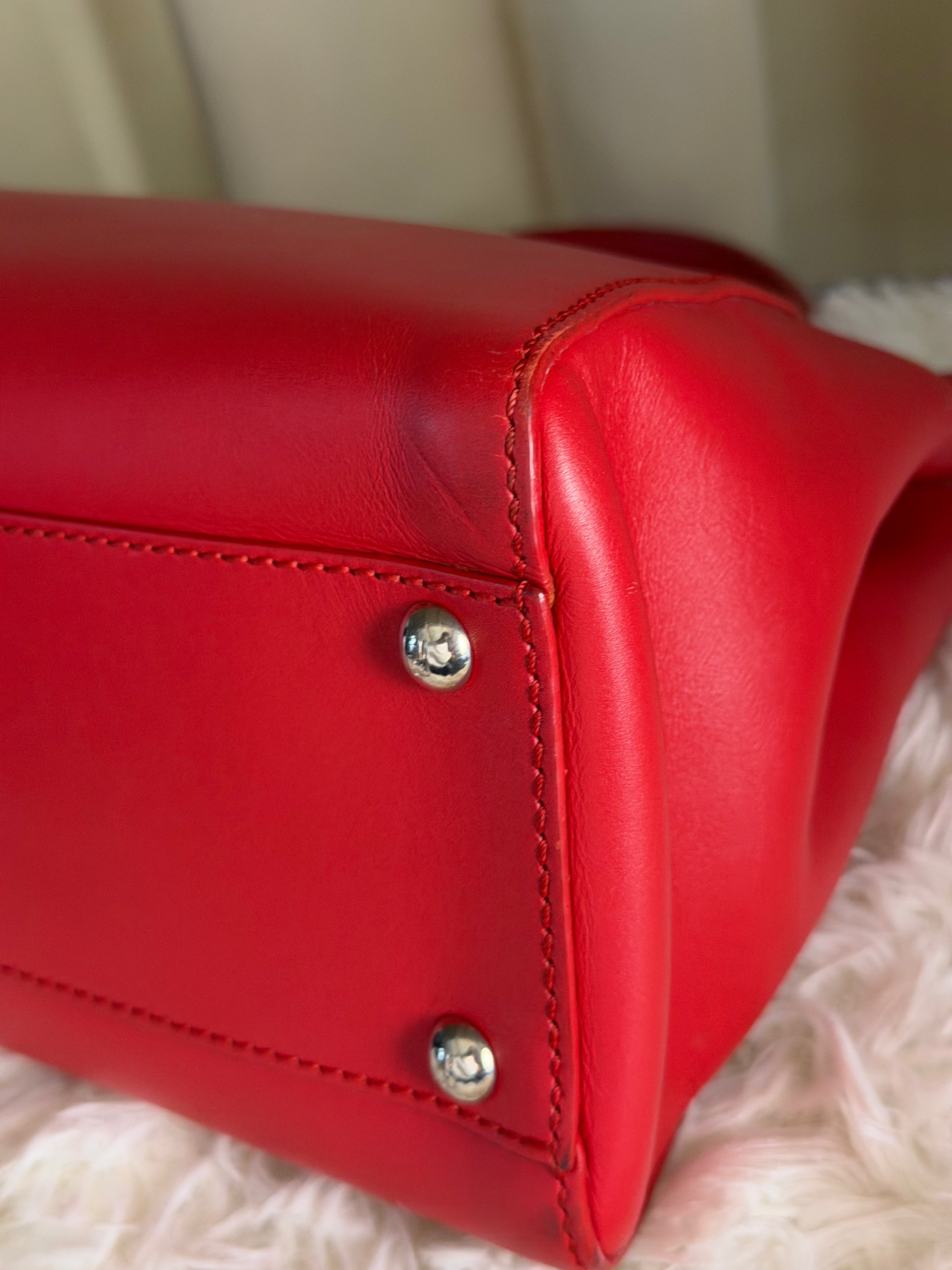Borsa Fendi Peekaboo in Pelle Rossa con Dettaglio degli Iconici Occhi "Bag Bugs"