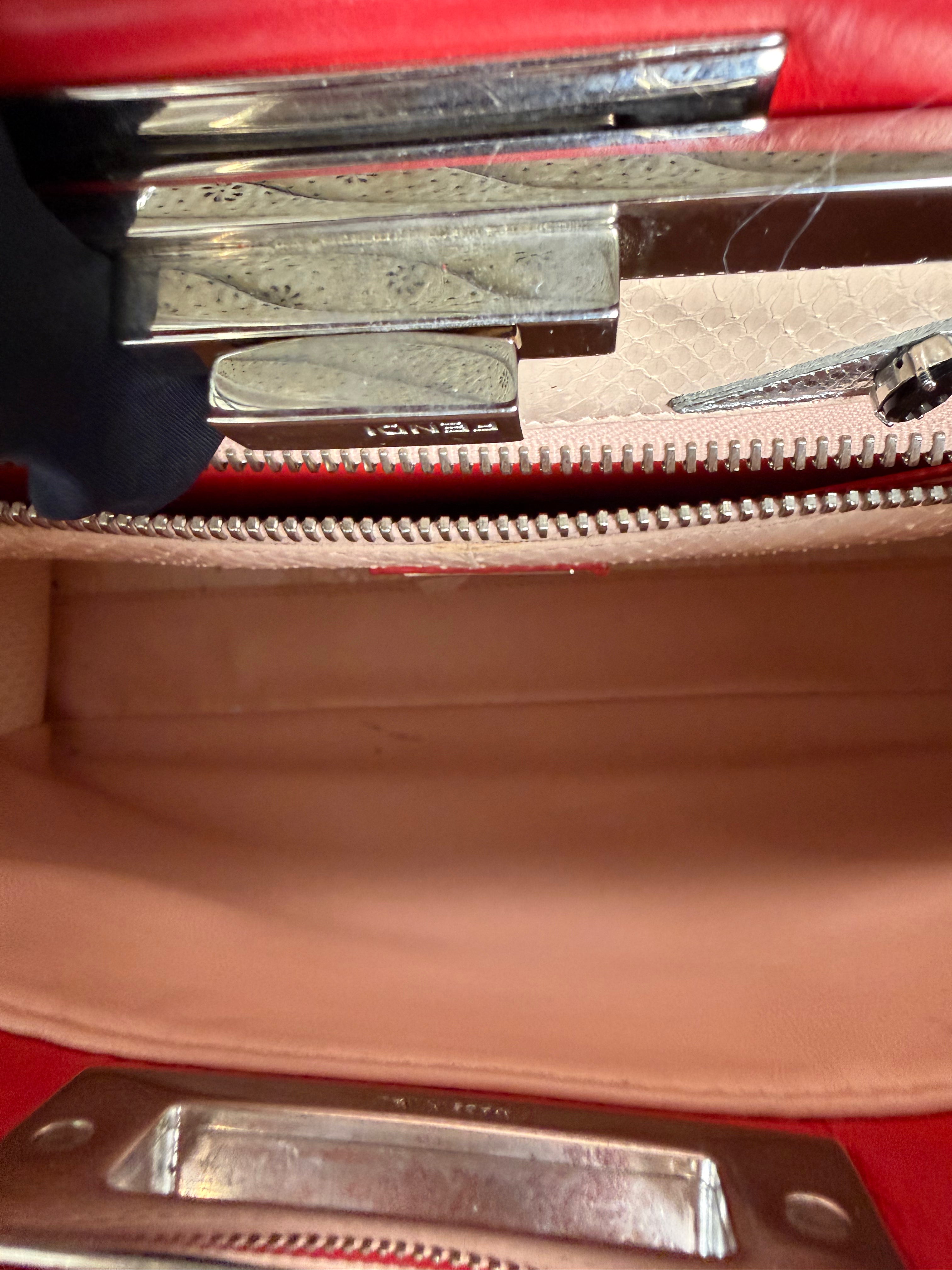 Borsa Fendi Peekaboo in Pelle Rossa con Dettaglio degli Iconici Occhi "Bag Bugs"
