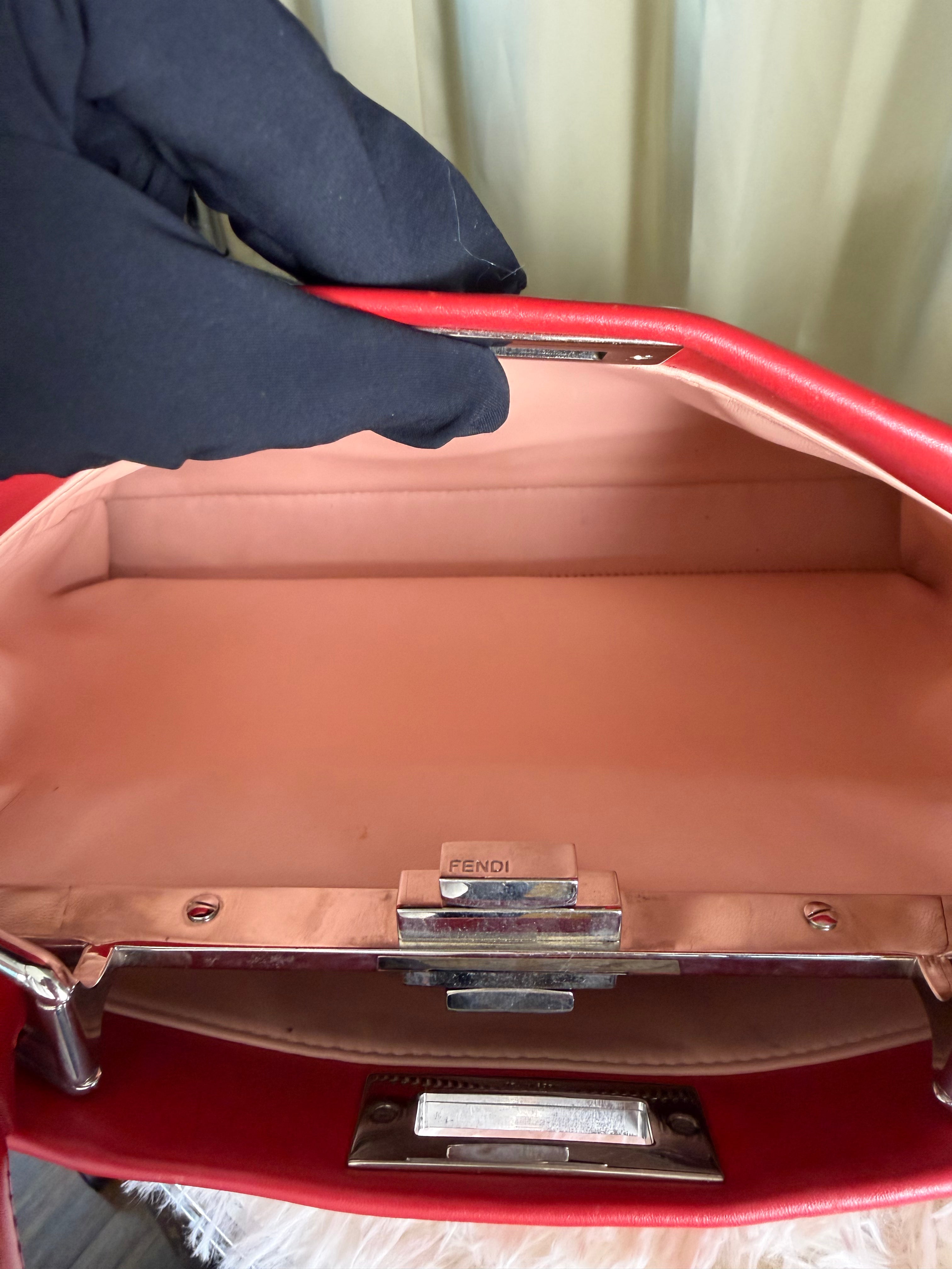 Borsa Fendi Peekaboo in Pelle Rossa con Dettaglio degli Iconici Occhi "Bag Bugs"