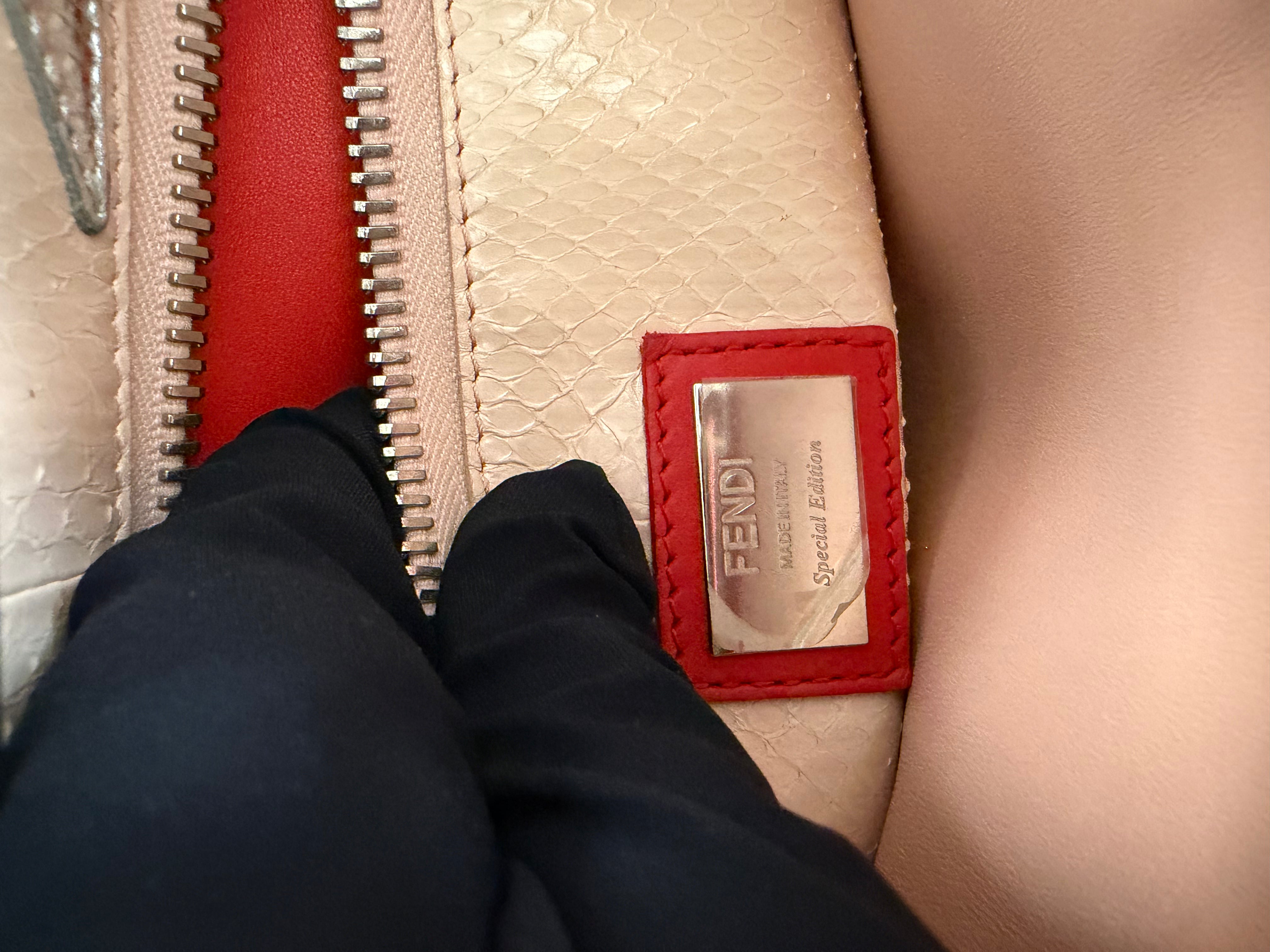 Borsa Fendi Peekaboo in Pelle Rossa con Dettaglio degli Iconici Occhi "Bag Bugs"