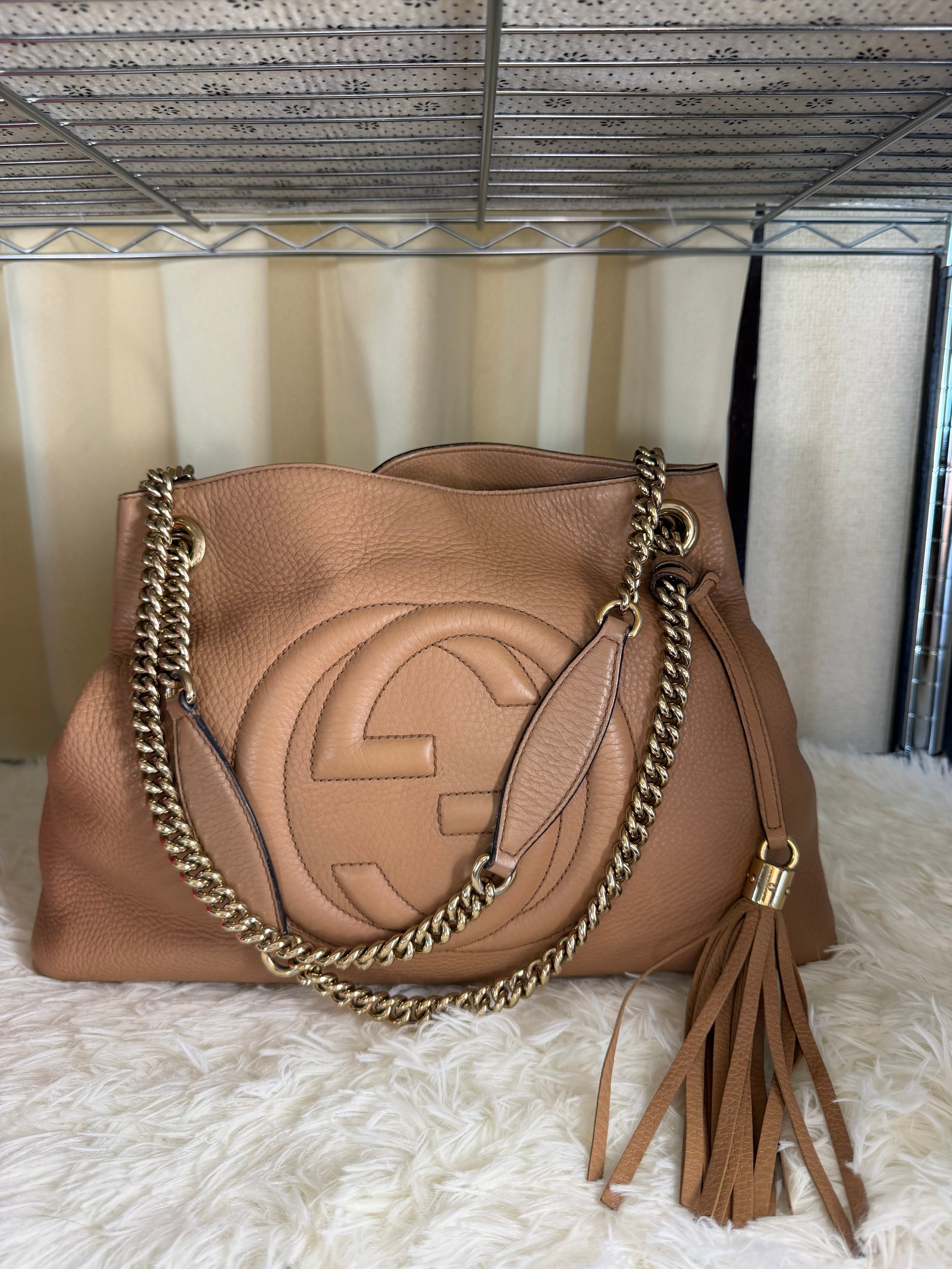 Borsa Gucci Soho Chain Tote in Pelle Martellata Beige