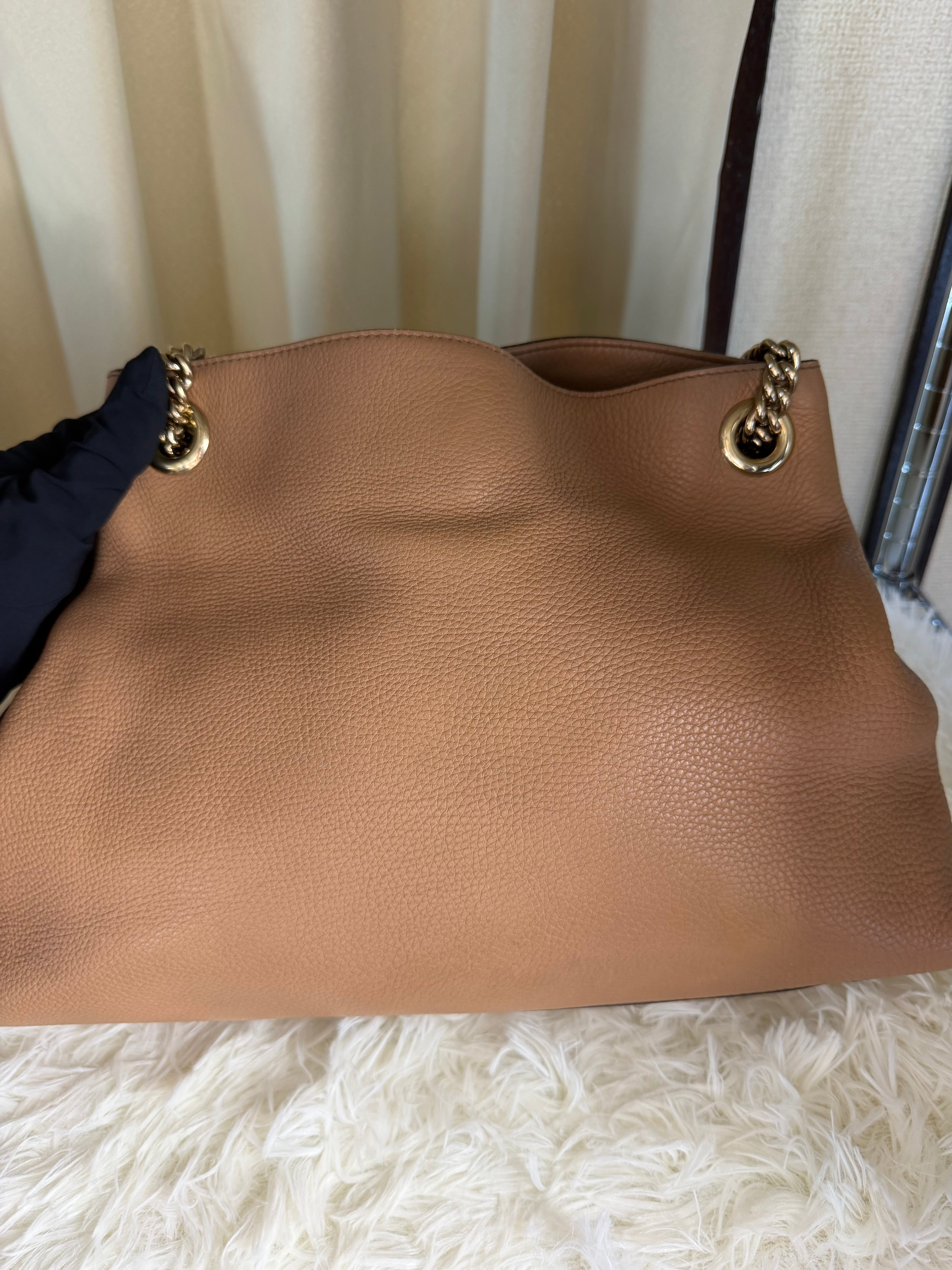 Borsa Gucci Soho Chain Tote in Pelle Martellata Beige