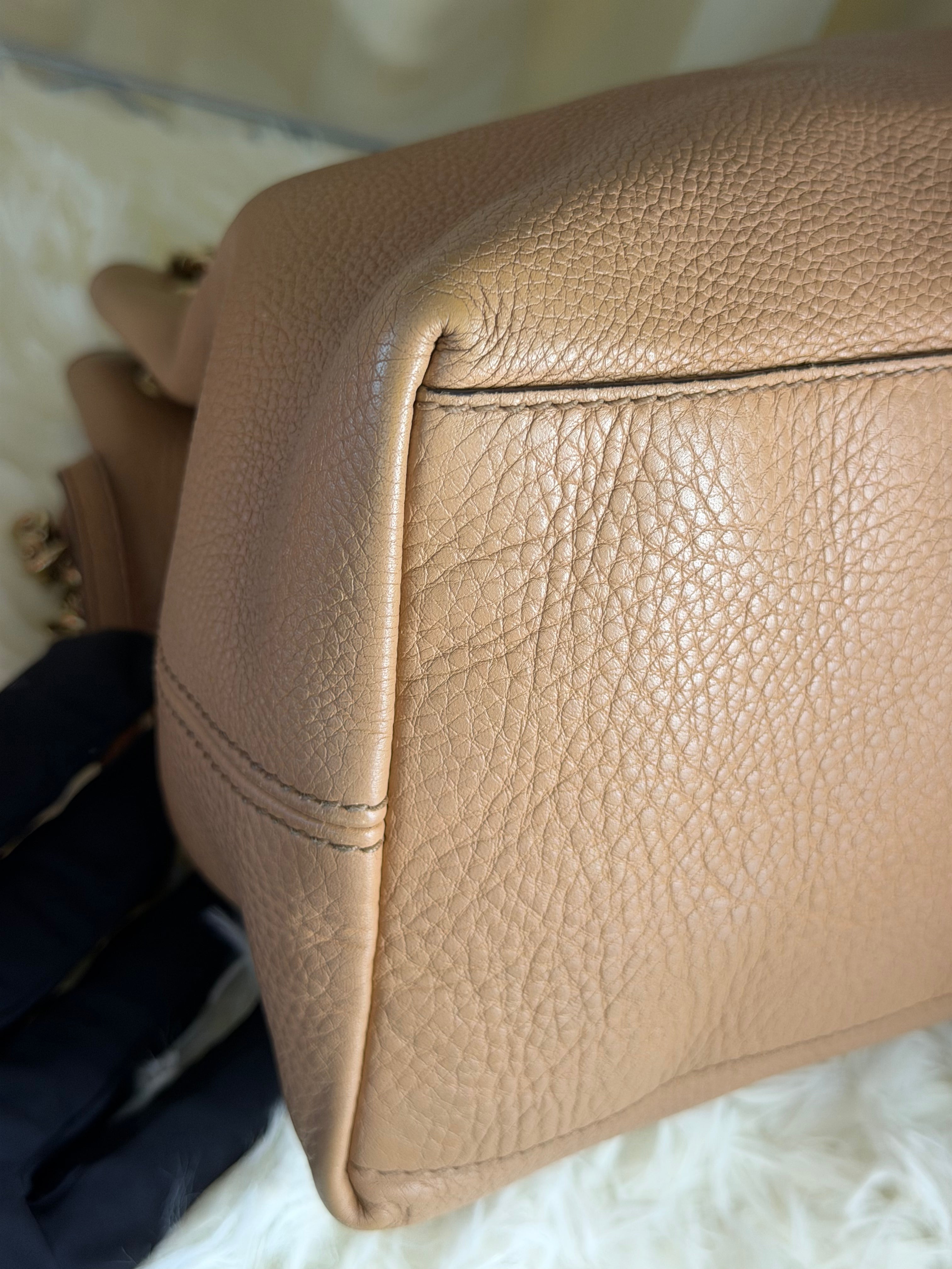 Borsa Gucci Soho Chain Tote in Pelle Martellata Beige