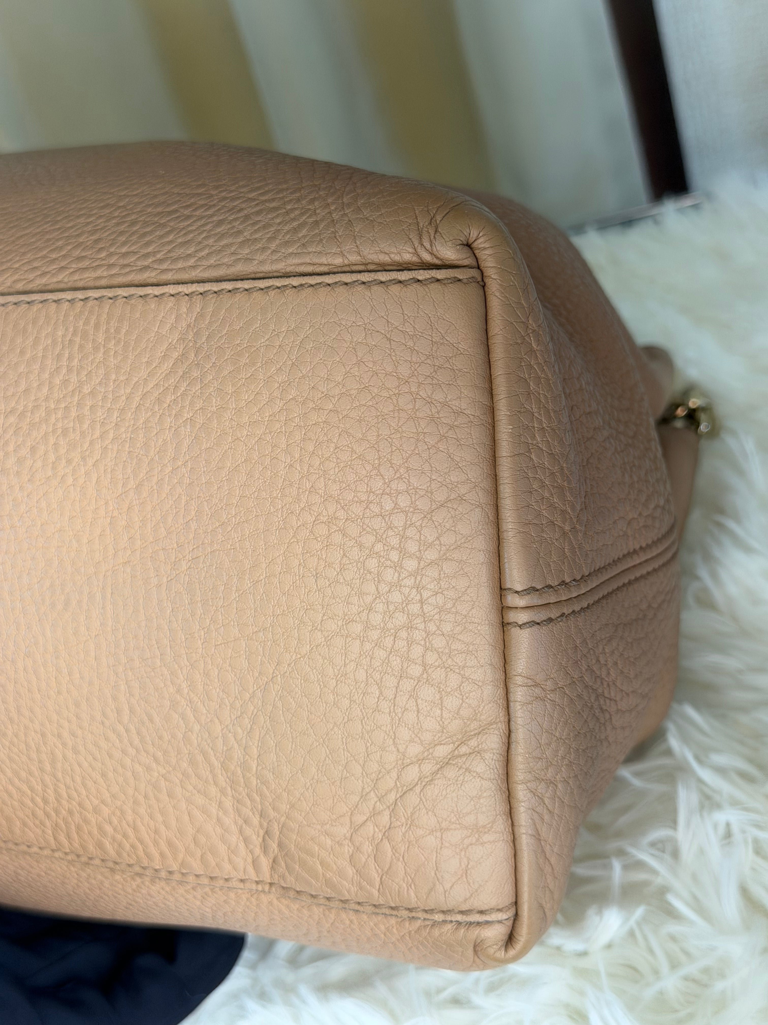 Borsa Gucci Soho Chain Tote in Pelle Martellata Beige