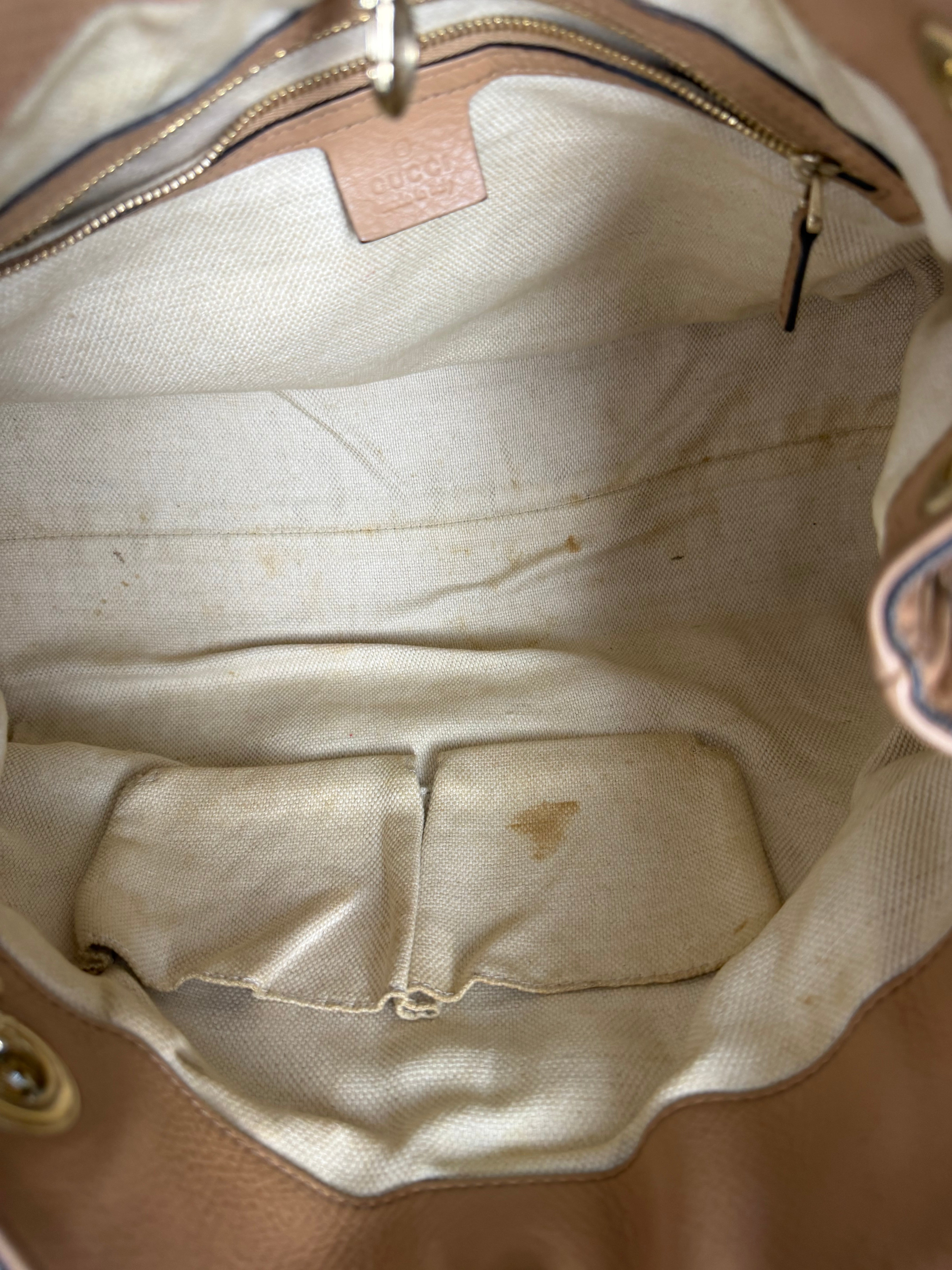 Borsa Gucci Soho Chain Tote in Pelle Martellata Beige