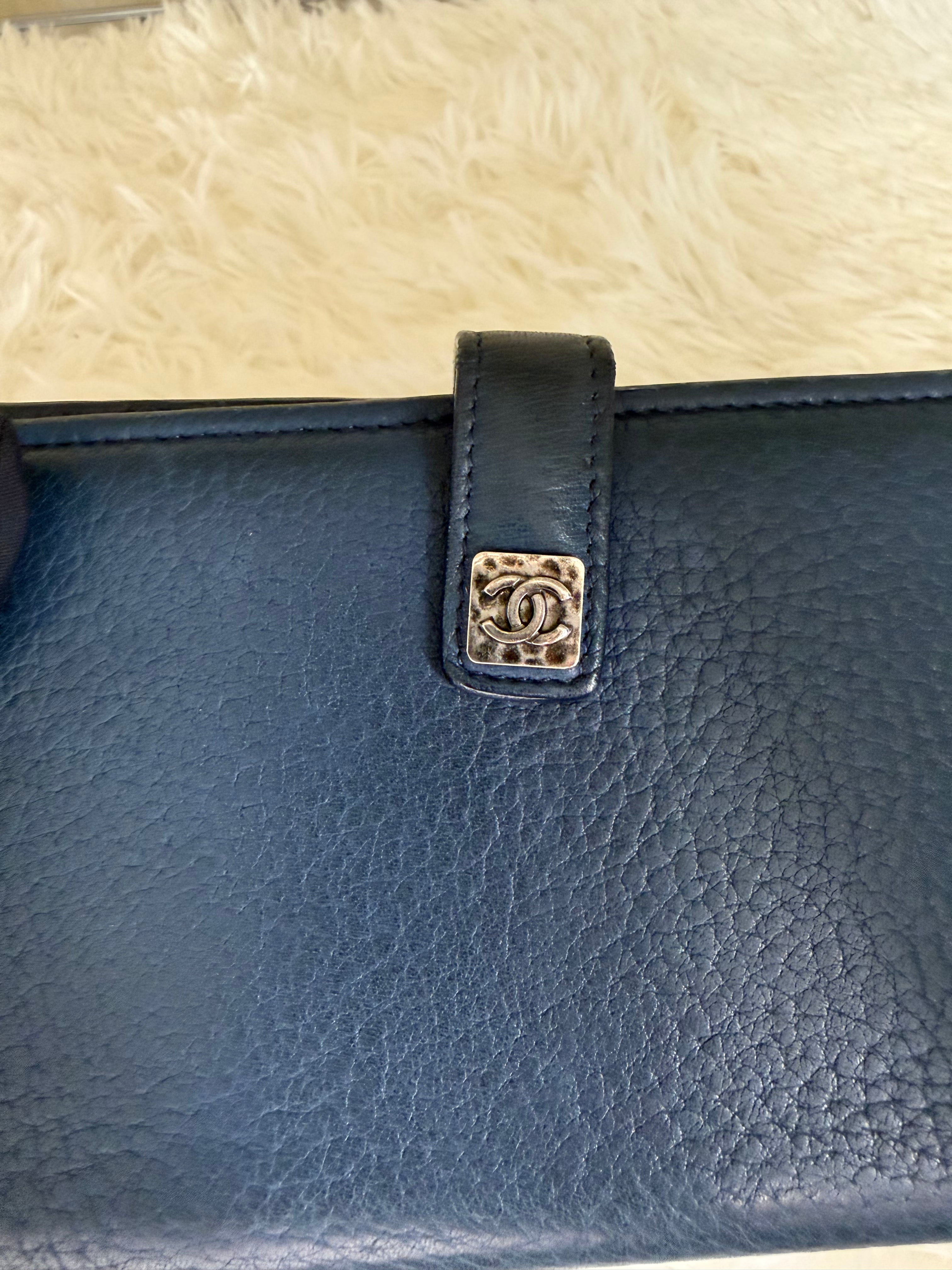 Portafoglio Lungo Chanel in Pelle Martellata Blu Navy