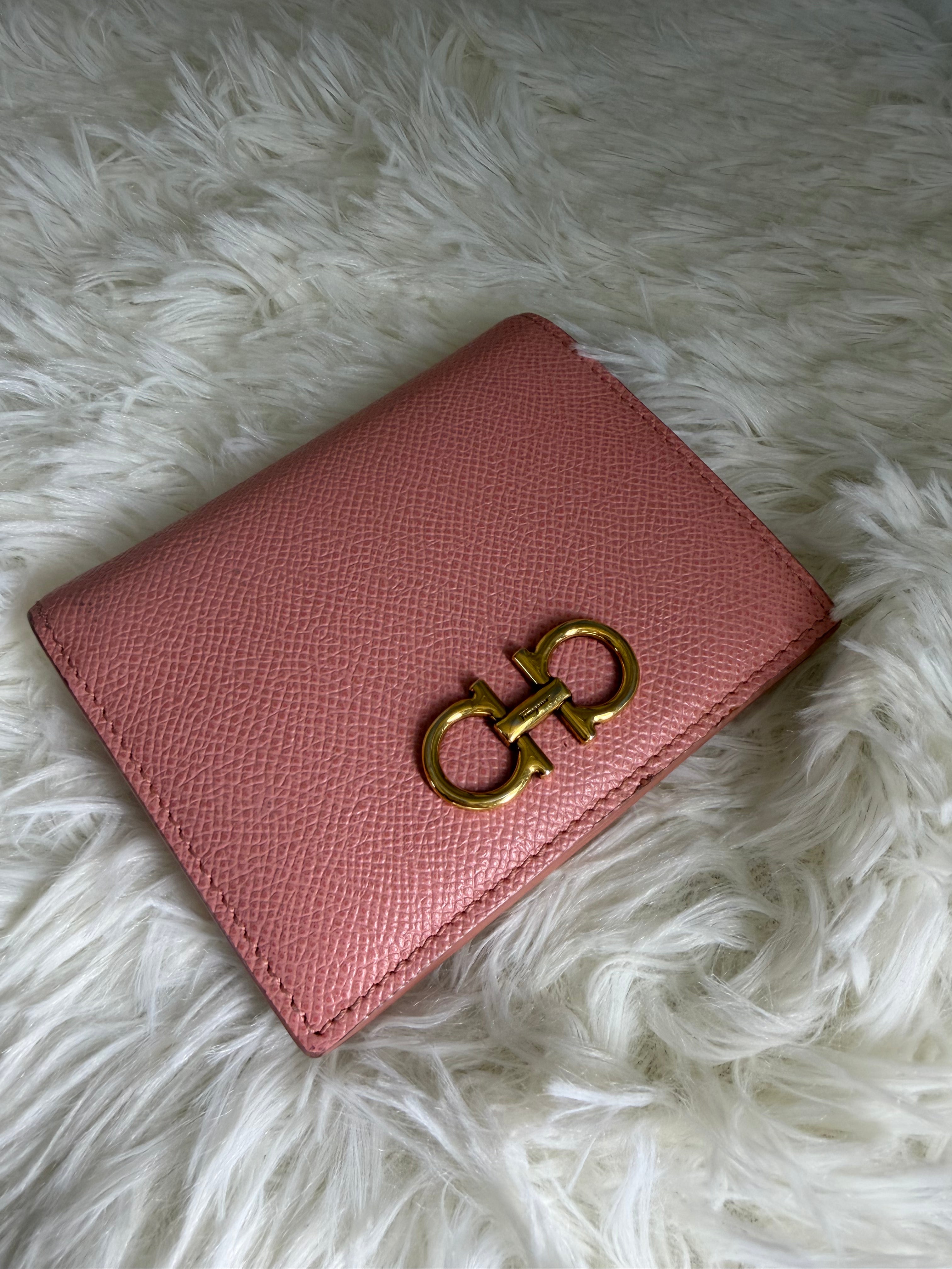 Portafoglio Compatto Salvatore Ferragamo Gancini in Pelle Rosa