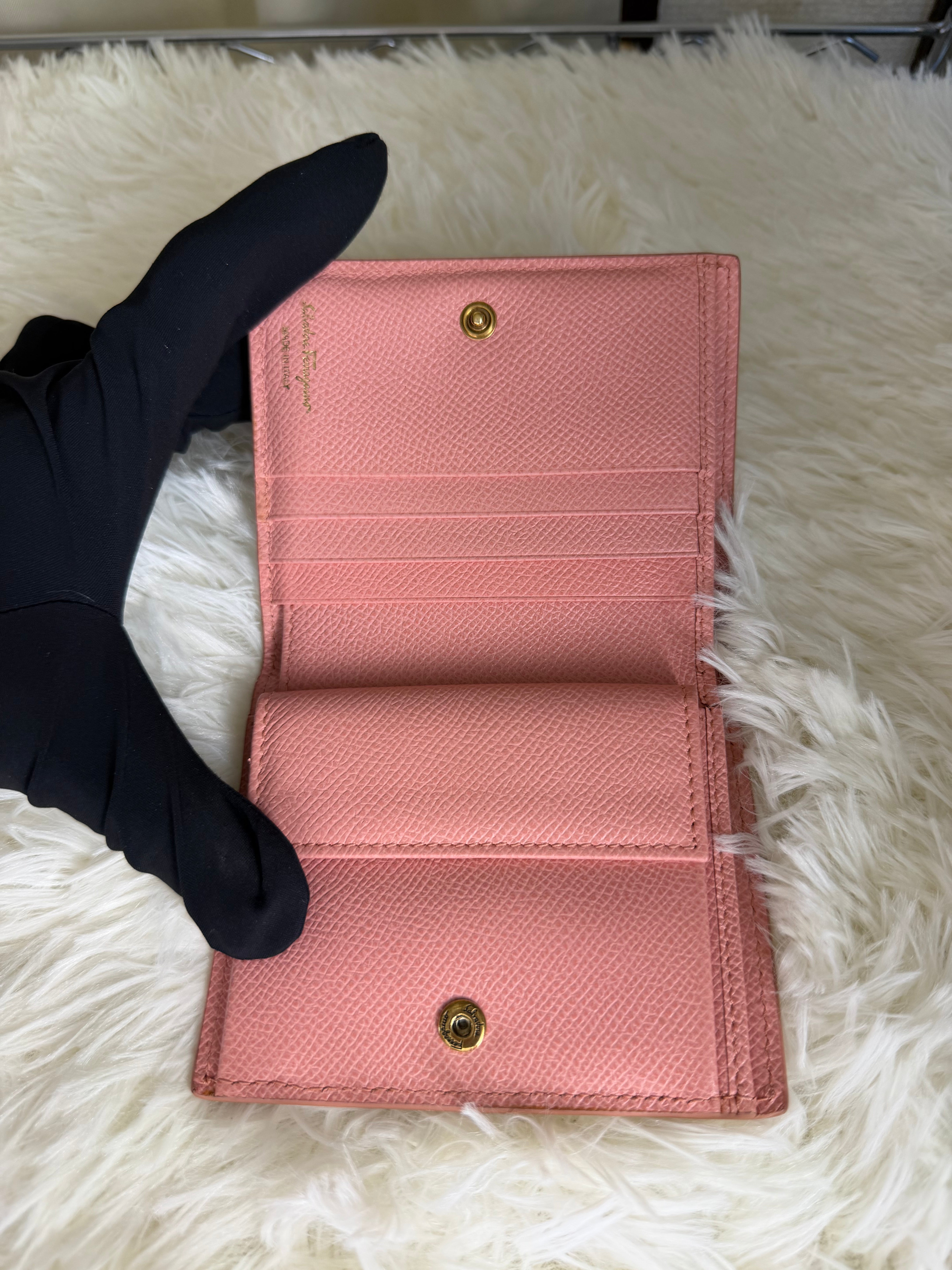 Portafoglio Compatto Salvatore Ferragamo Gancini in Pelle Rosa