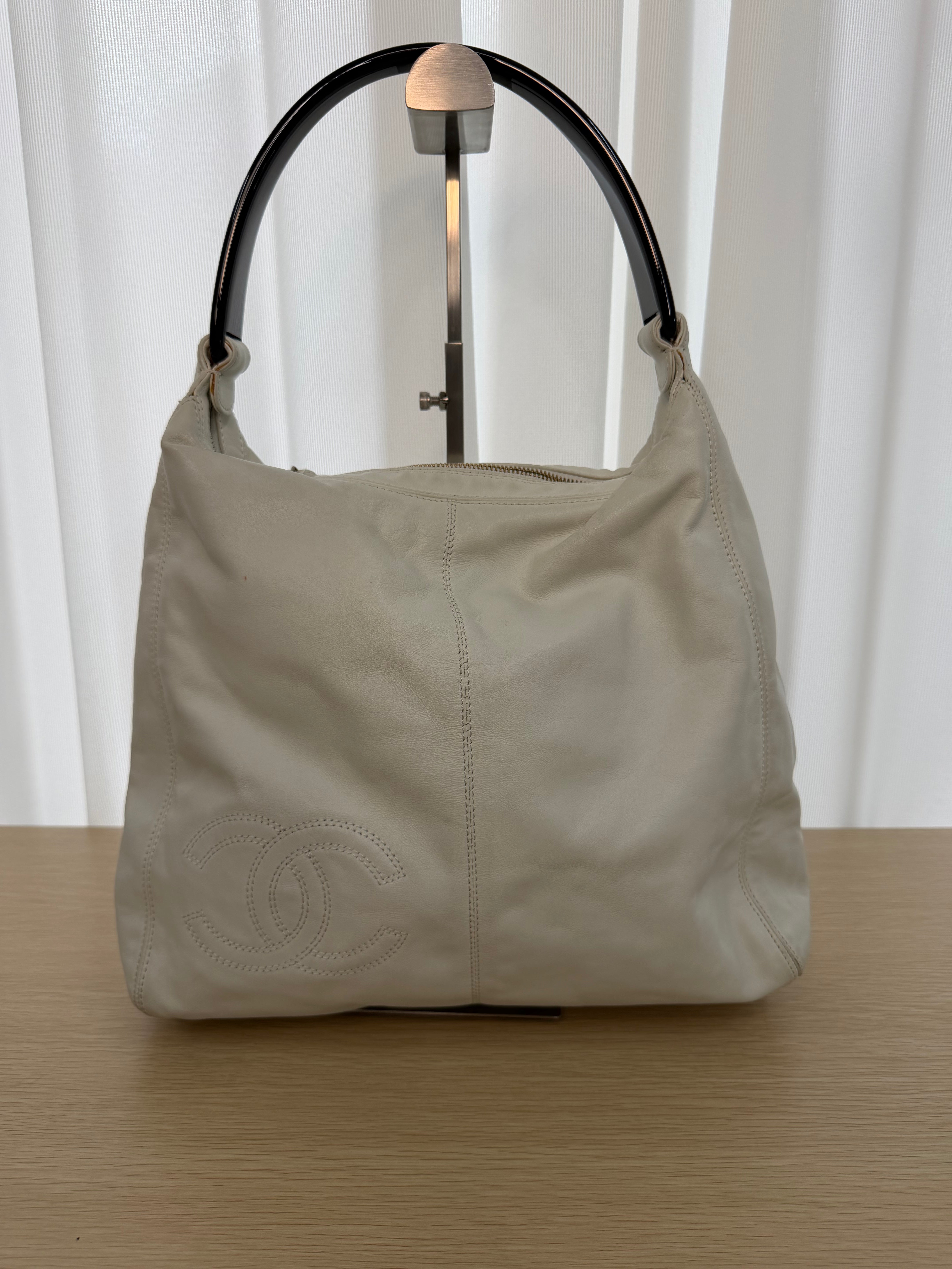 Borsa a Spalla Hobo Vintage di Chanel in Morbida Pelle Bianca, con Manico in Resina