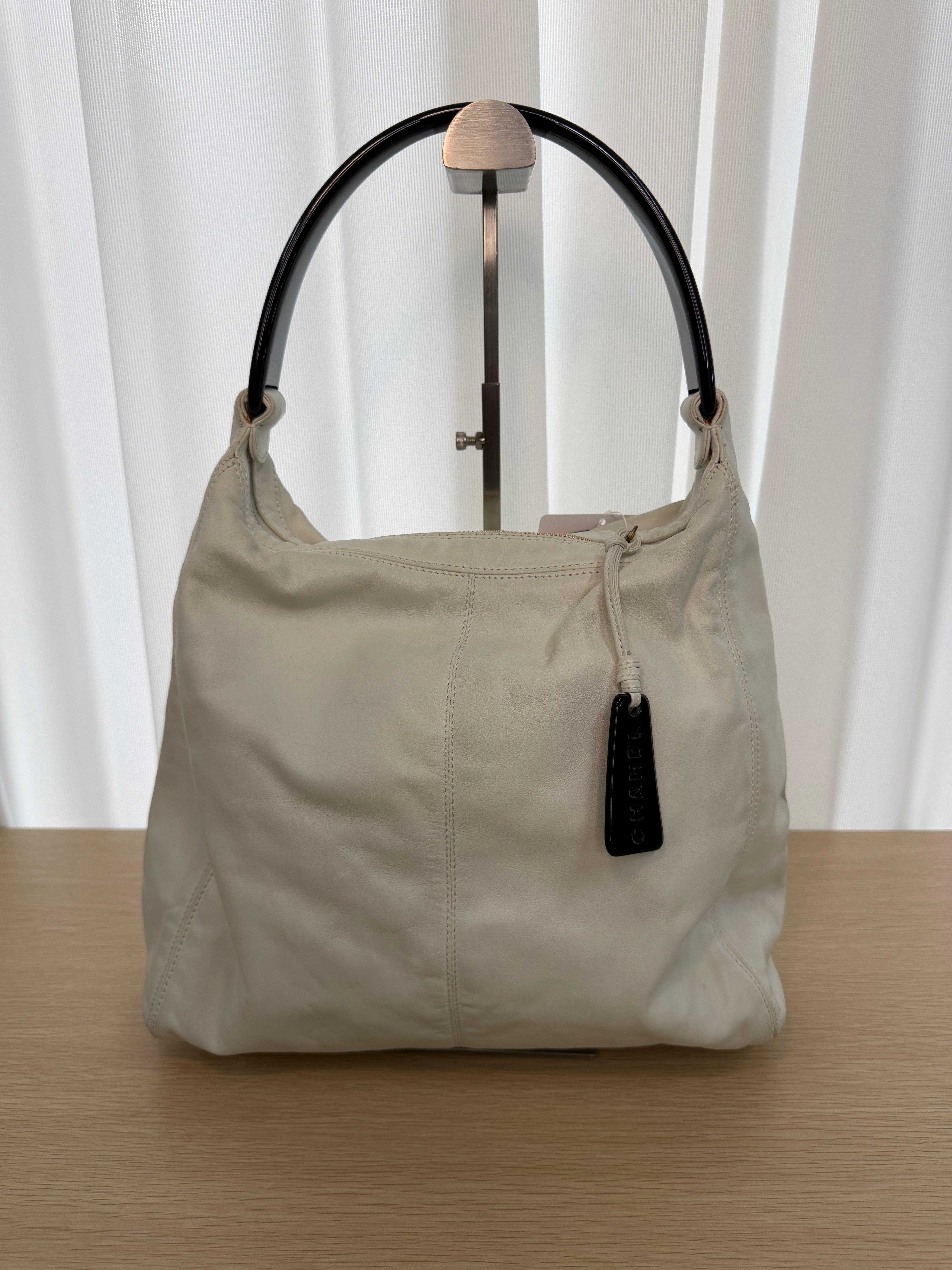 Borsa a Spalla Hobo Vintage di Chanel in Morbida Pelle Bianca, con Manico in Resina