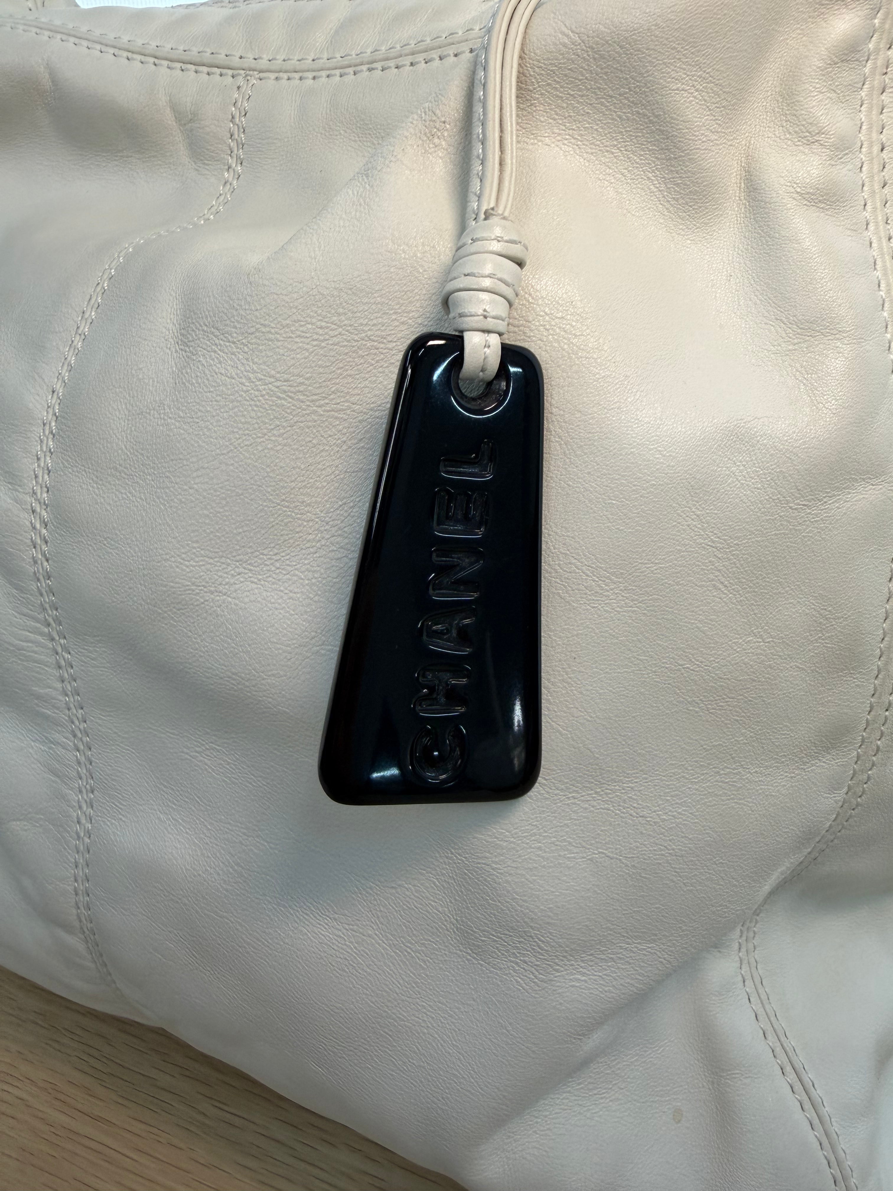 Borsa a Spalla Hobo Vintage di Chanel in Morbida Pelle Bianca, con Manico in Resina