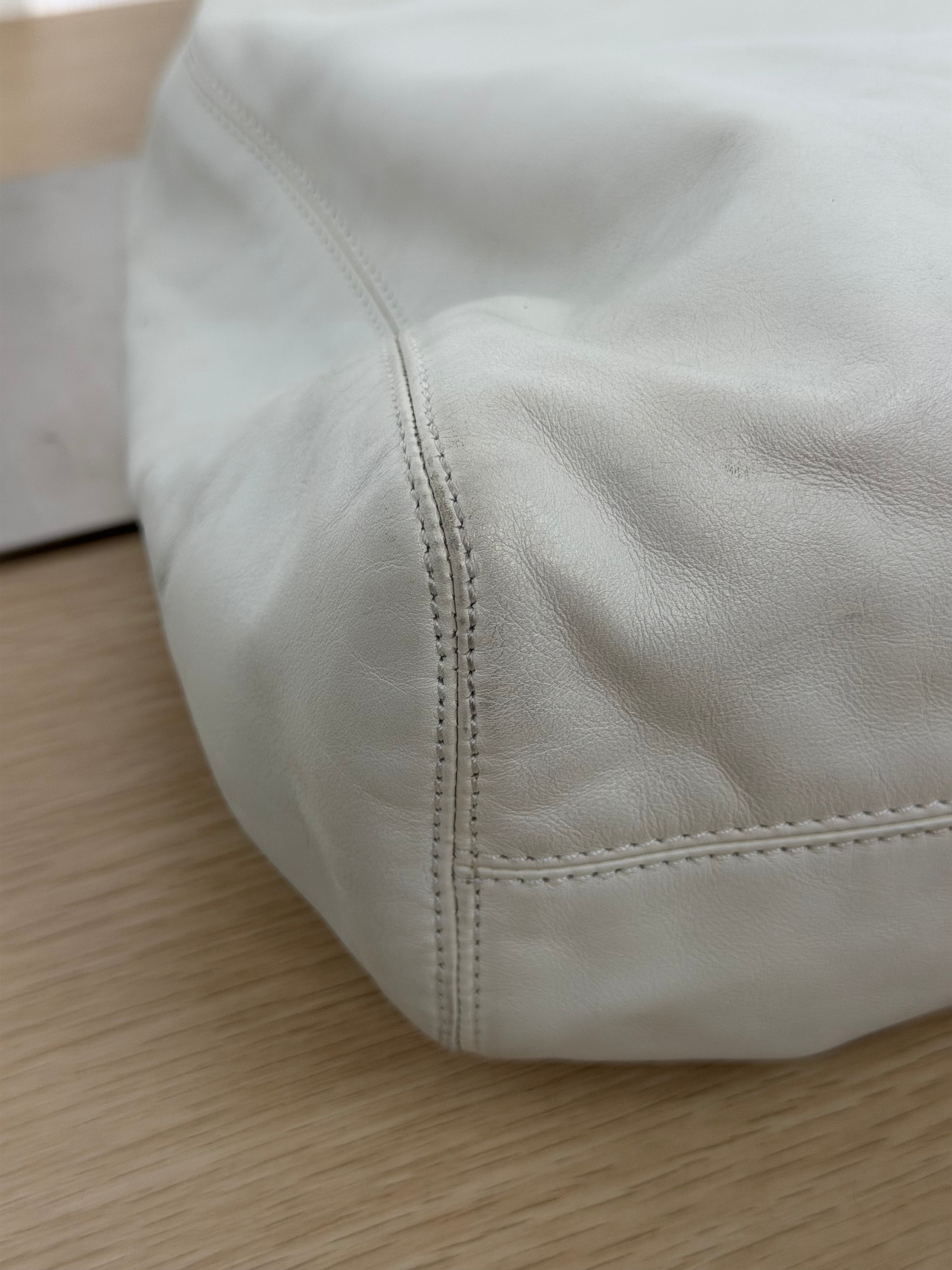 Borsa a Spalla Hobo Vintage di Chanel in Morbida Pelle Bianca, con Manico in Resina