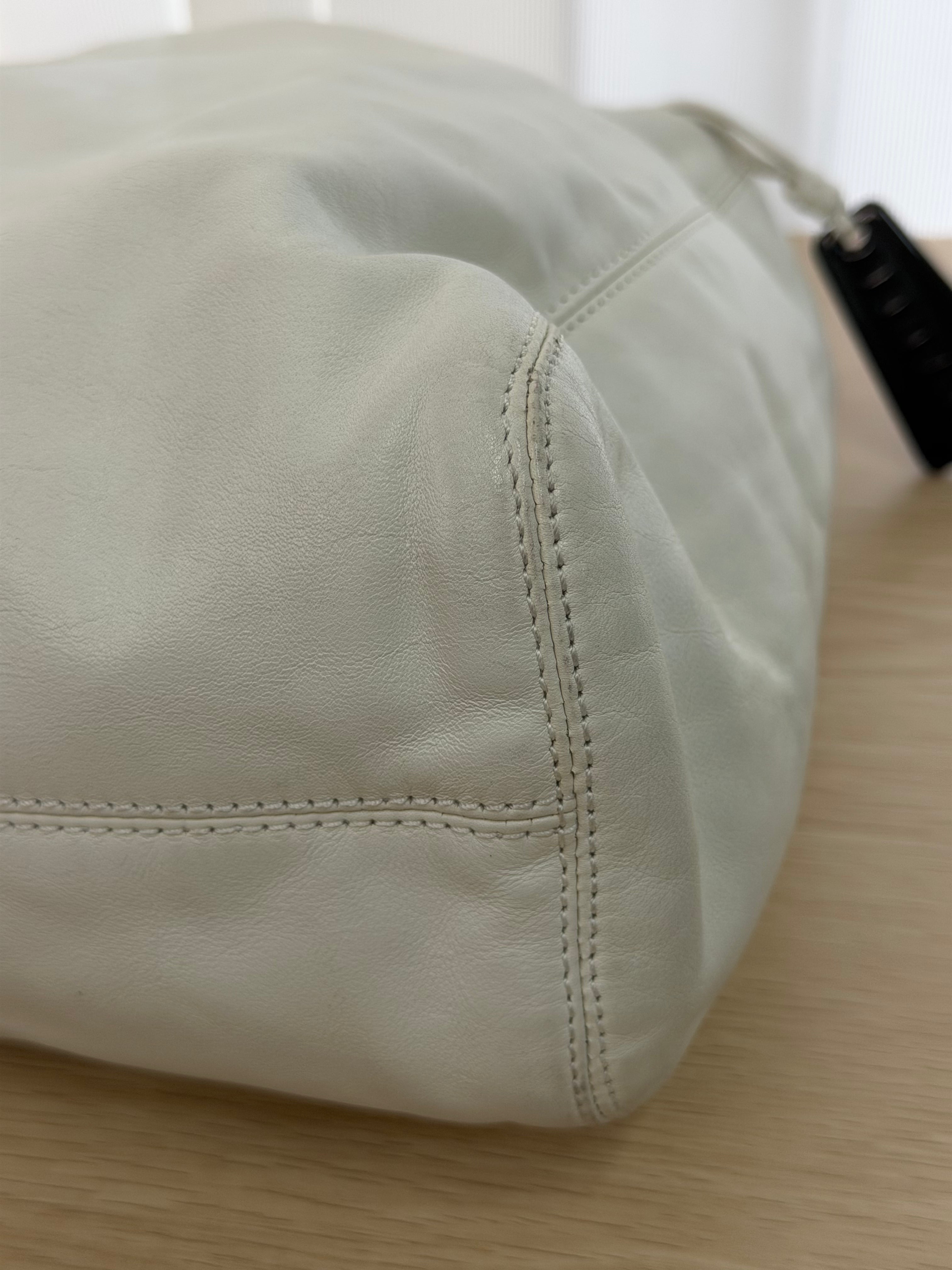 Borsa a Spalla Hobo Vintage di Chanel in Morbida Pelle Bianca, con Manico in Resina