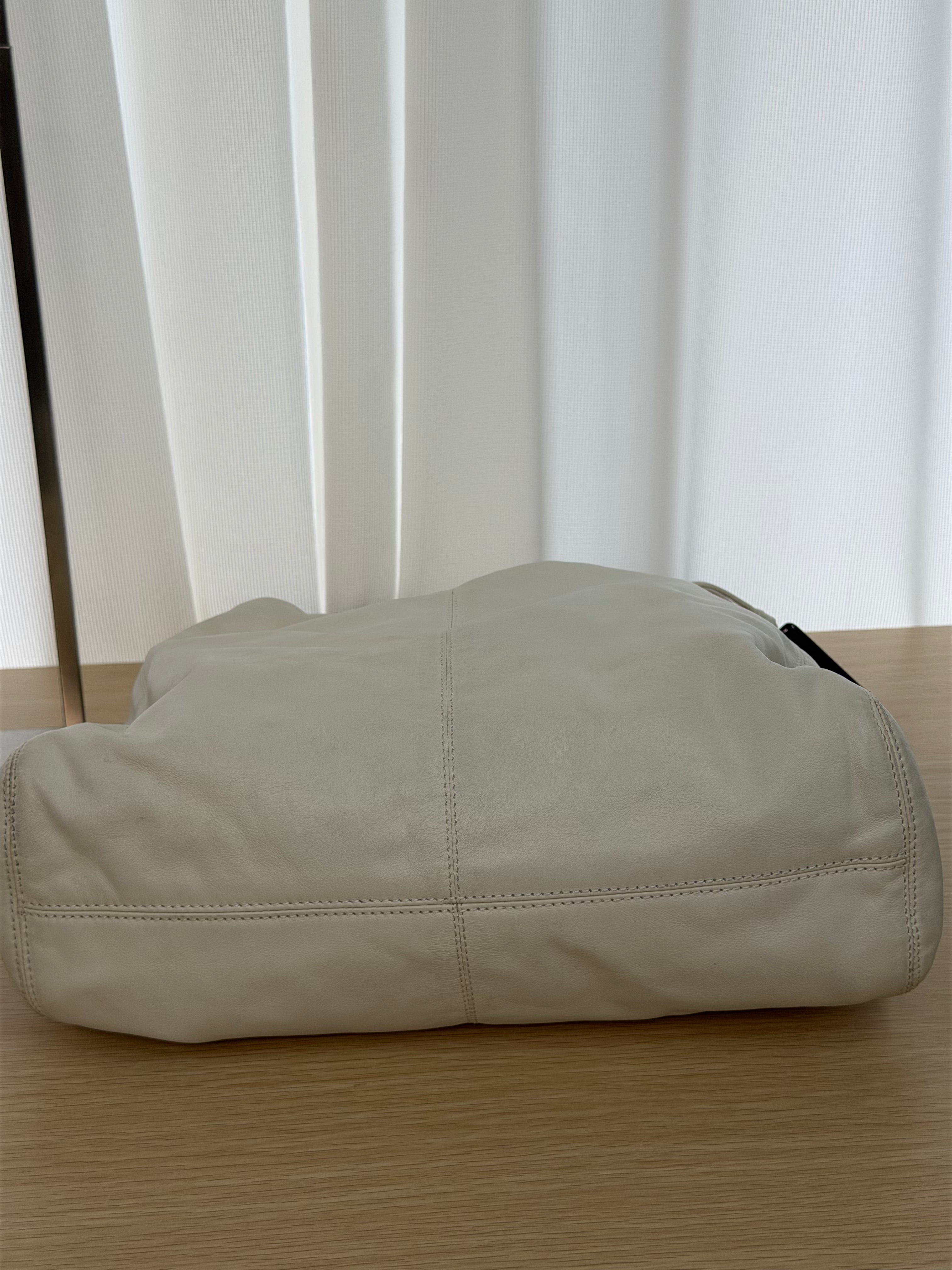 Borsa a Spalla Hobo Vintage di Chanel in Morbida Pelle Bianca, con Manico in Resina