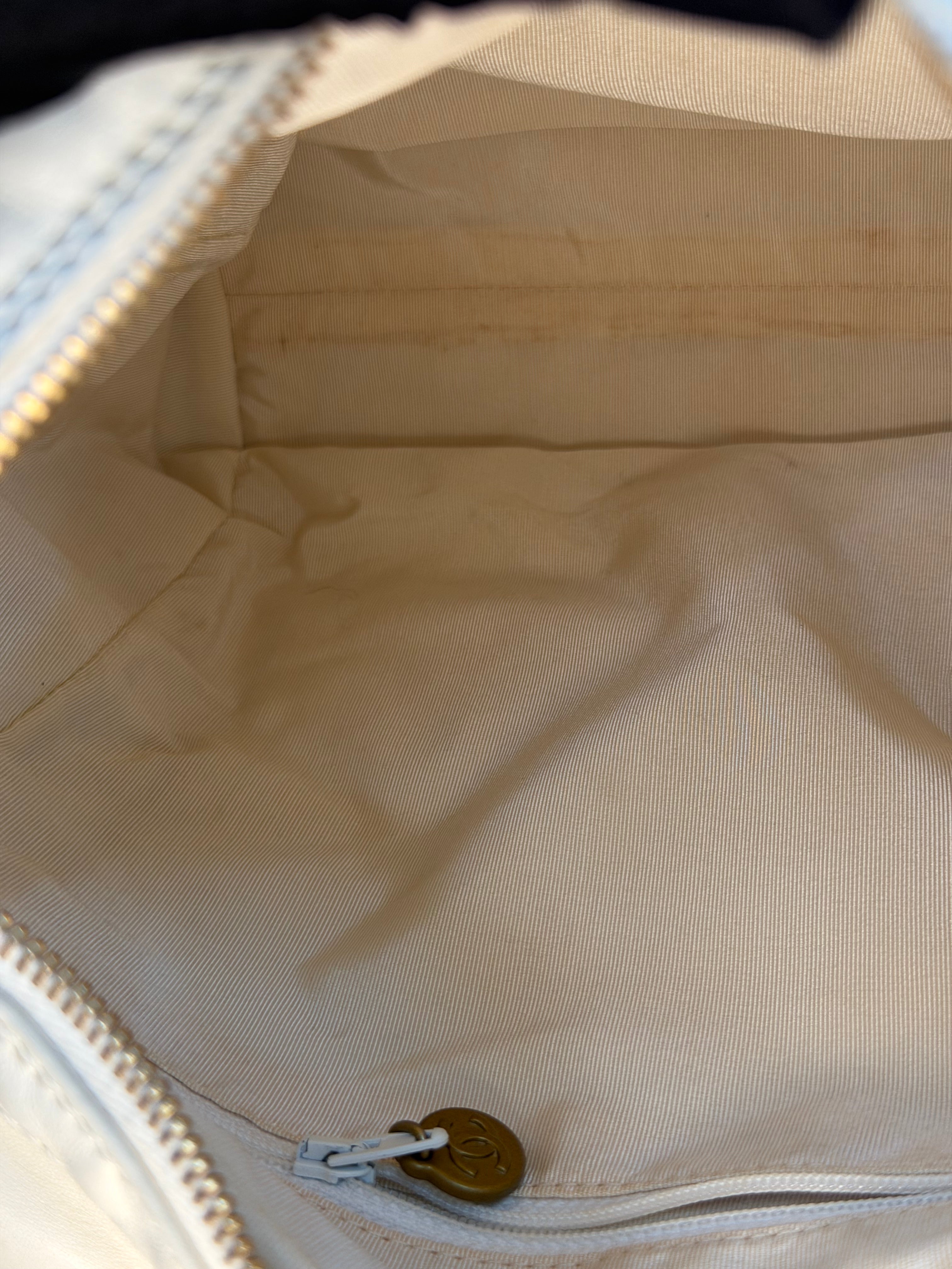 Borsa a Spalla Hobo Vintage di Chanel in Morbida Pelle Bianca, con Manico in Resina