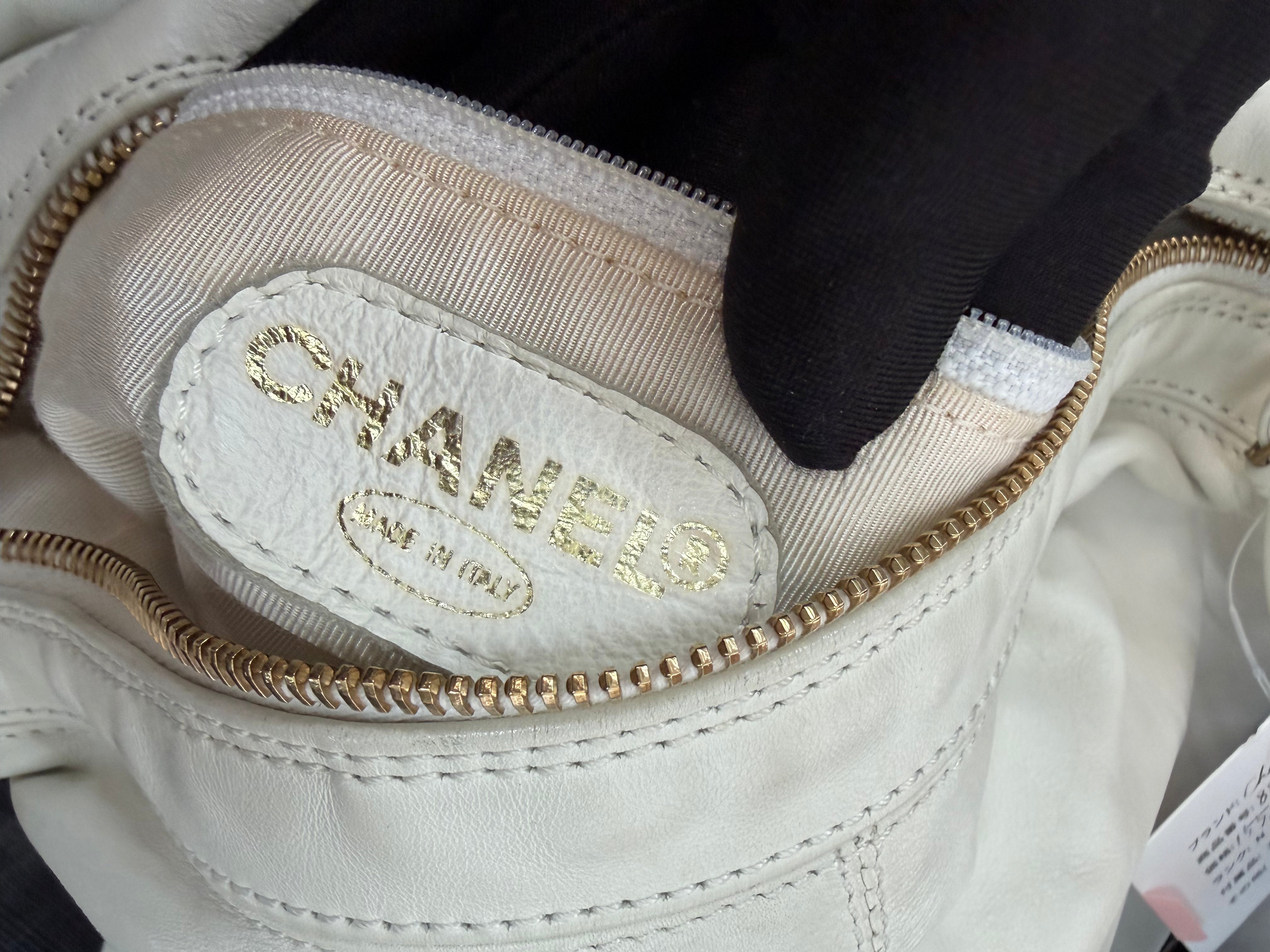 Borsa a Spalla Hobo Vintage di Chanel in Morbida Pelle Bianca, con Manico in Resina