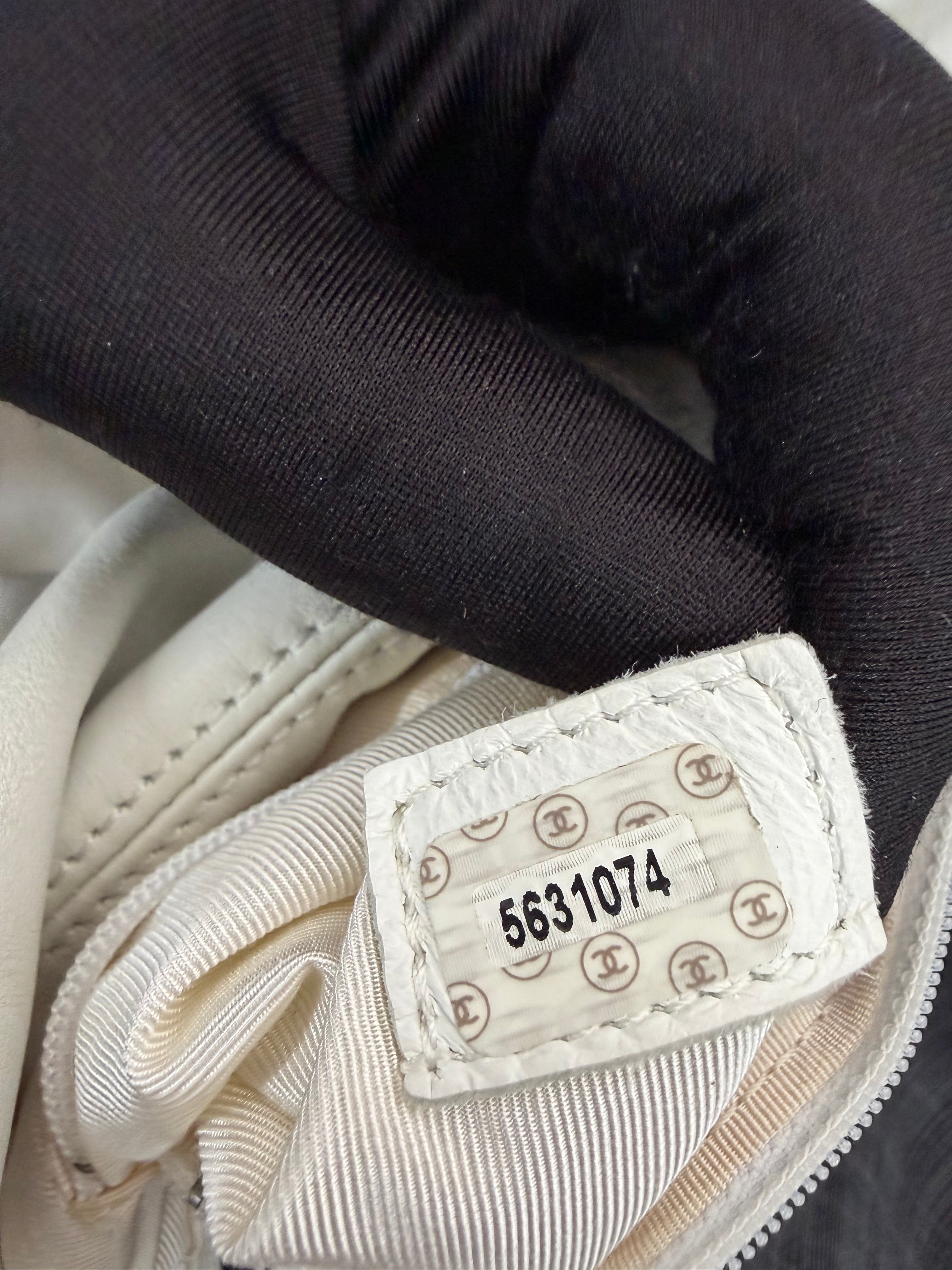 Borsa a Spalla Hobo Vintage di Chanel in Morbida Pelle Bianca, con Manico in Resina