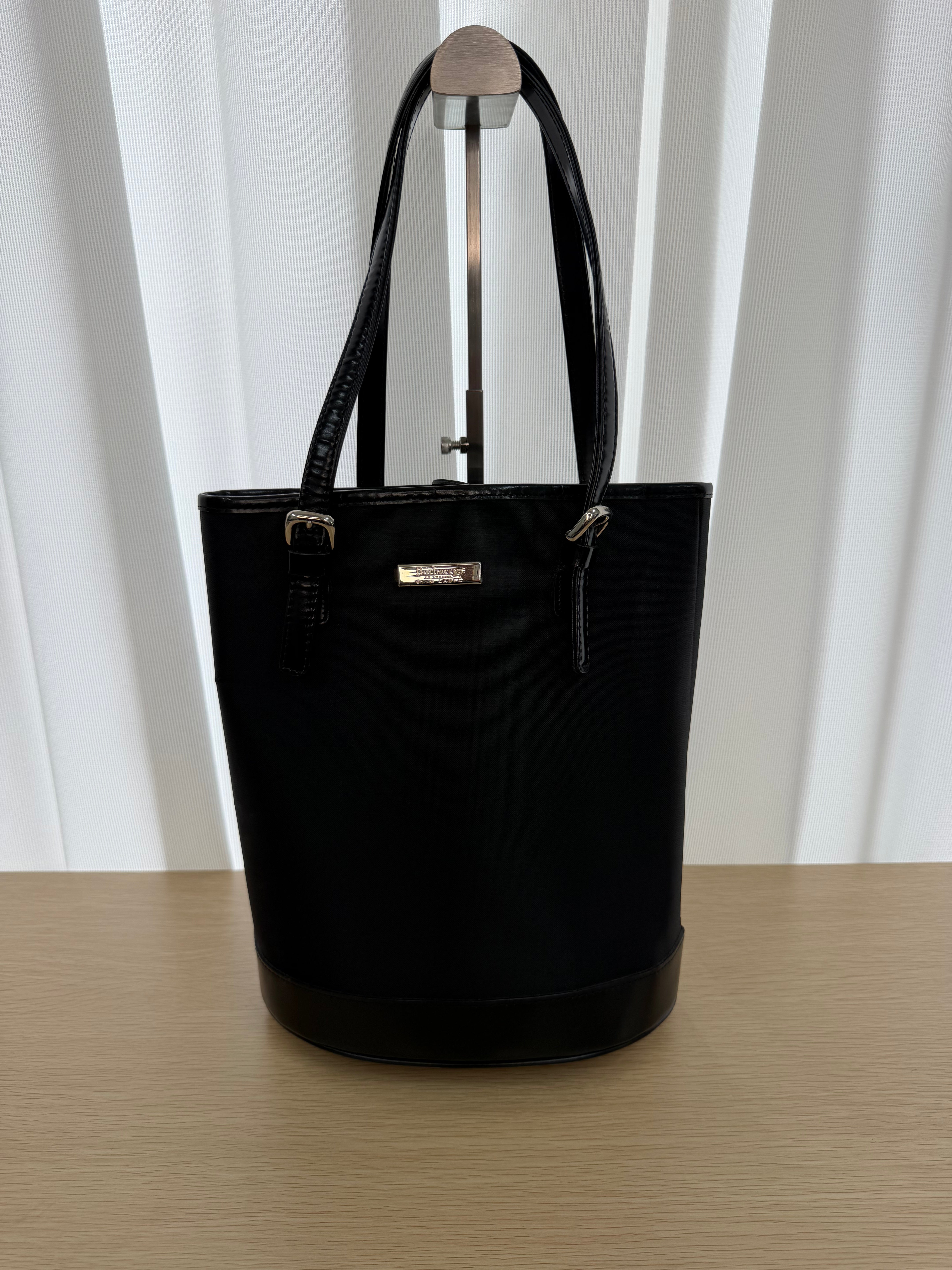 Borsa a Secchiello Nera in Nylon di Burberry
