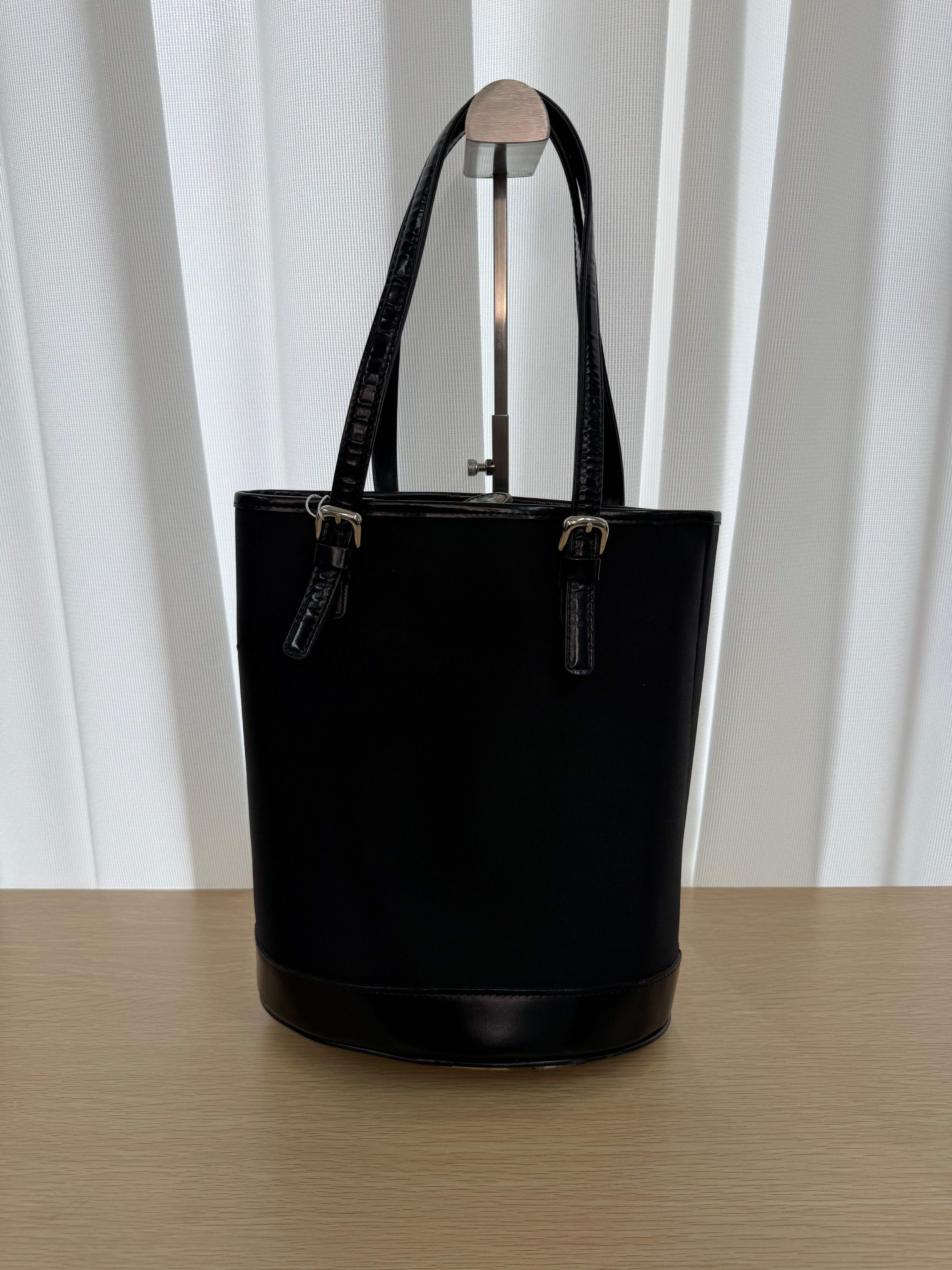 Borsa a Secchiello Nera in Nylon di Burberry