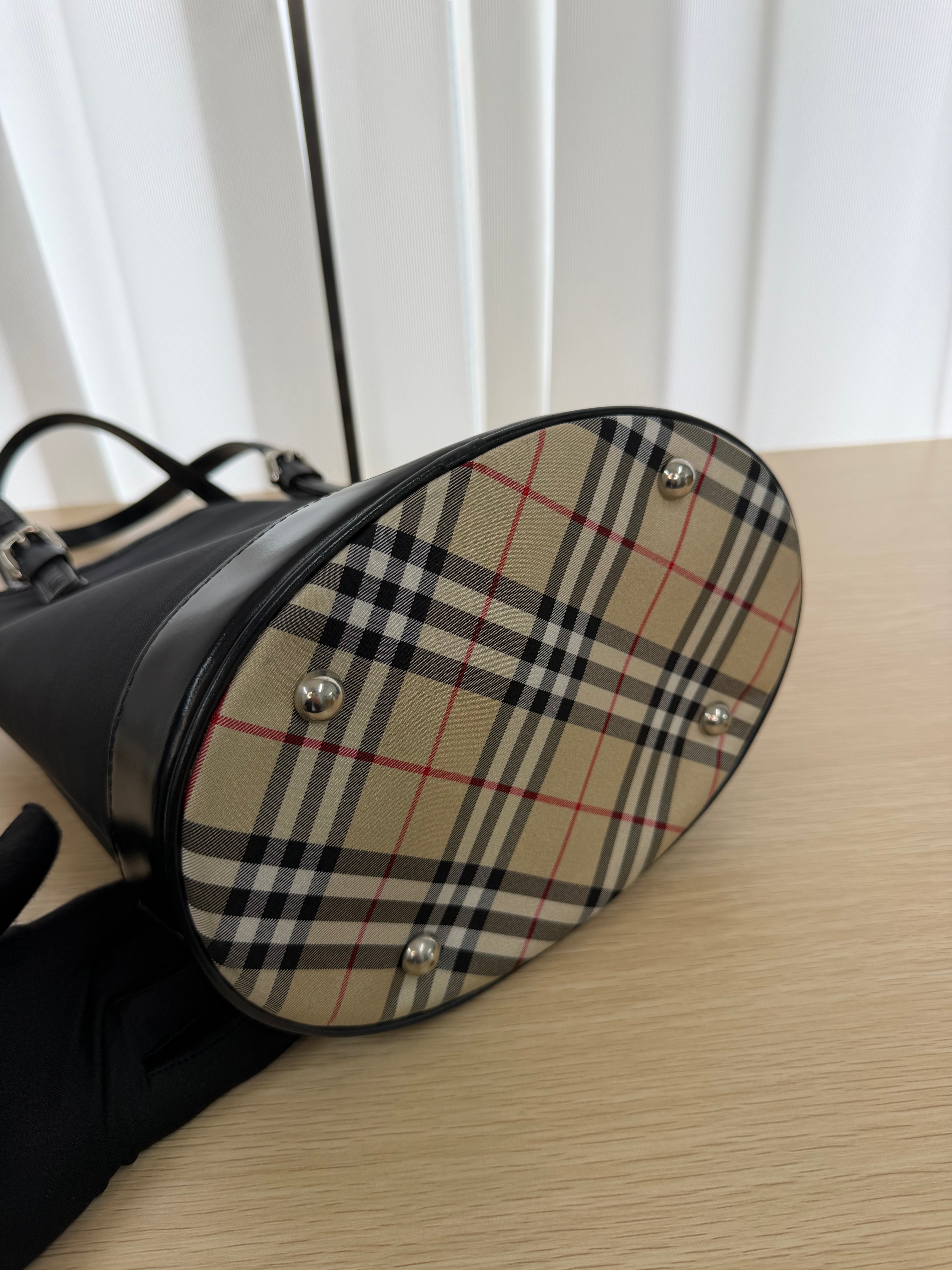 Borsa a Secchiello Nera in Nylon di Burberry