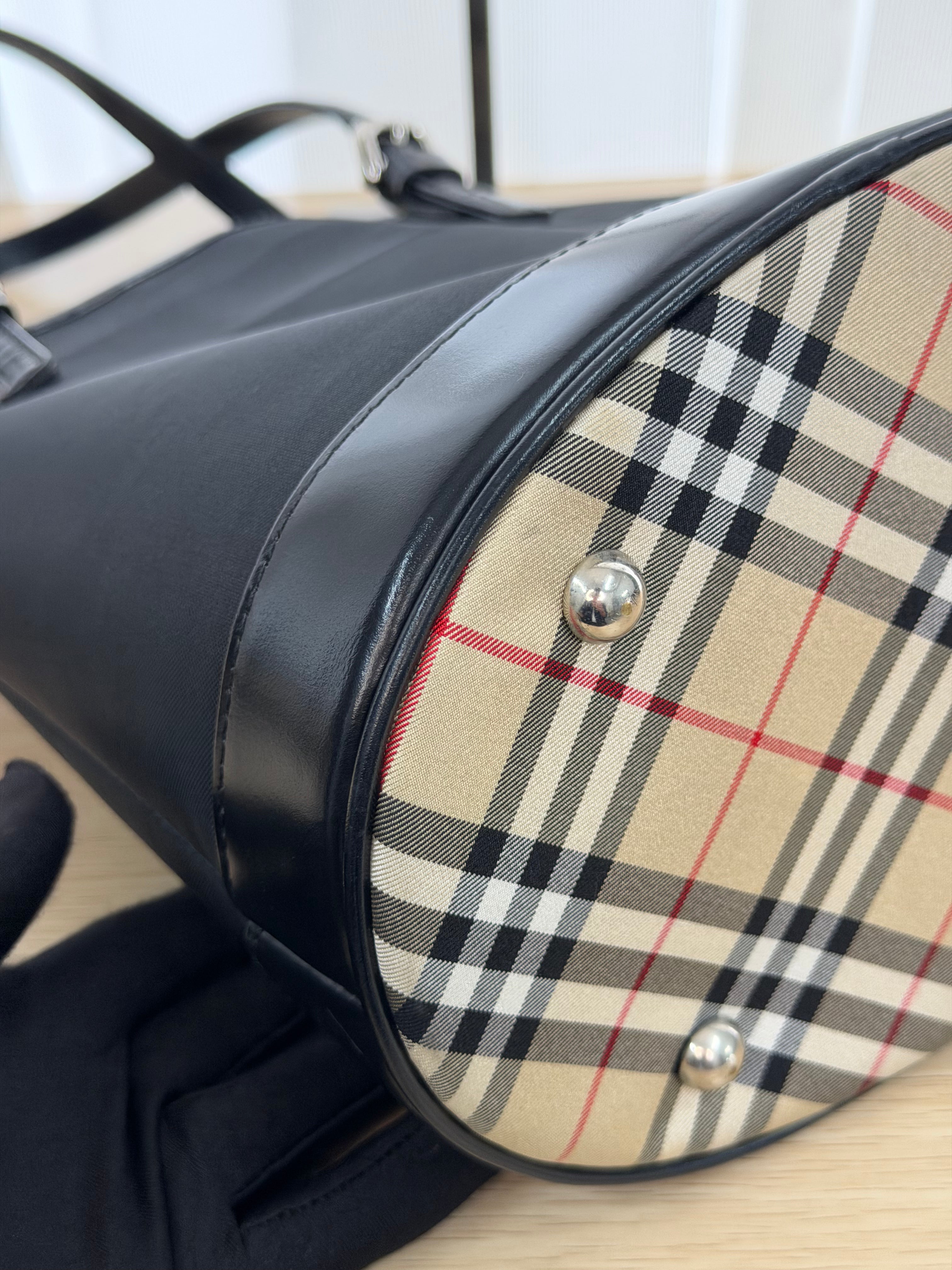 Borsa a Secchiello Nera in Nylon di Burberry