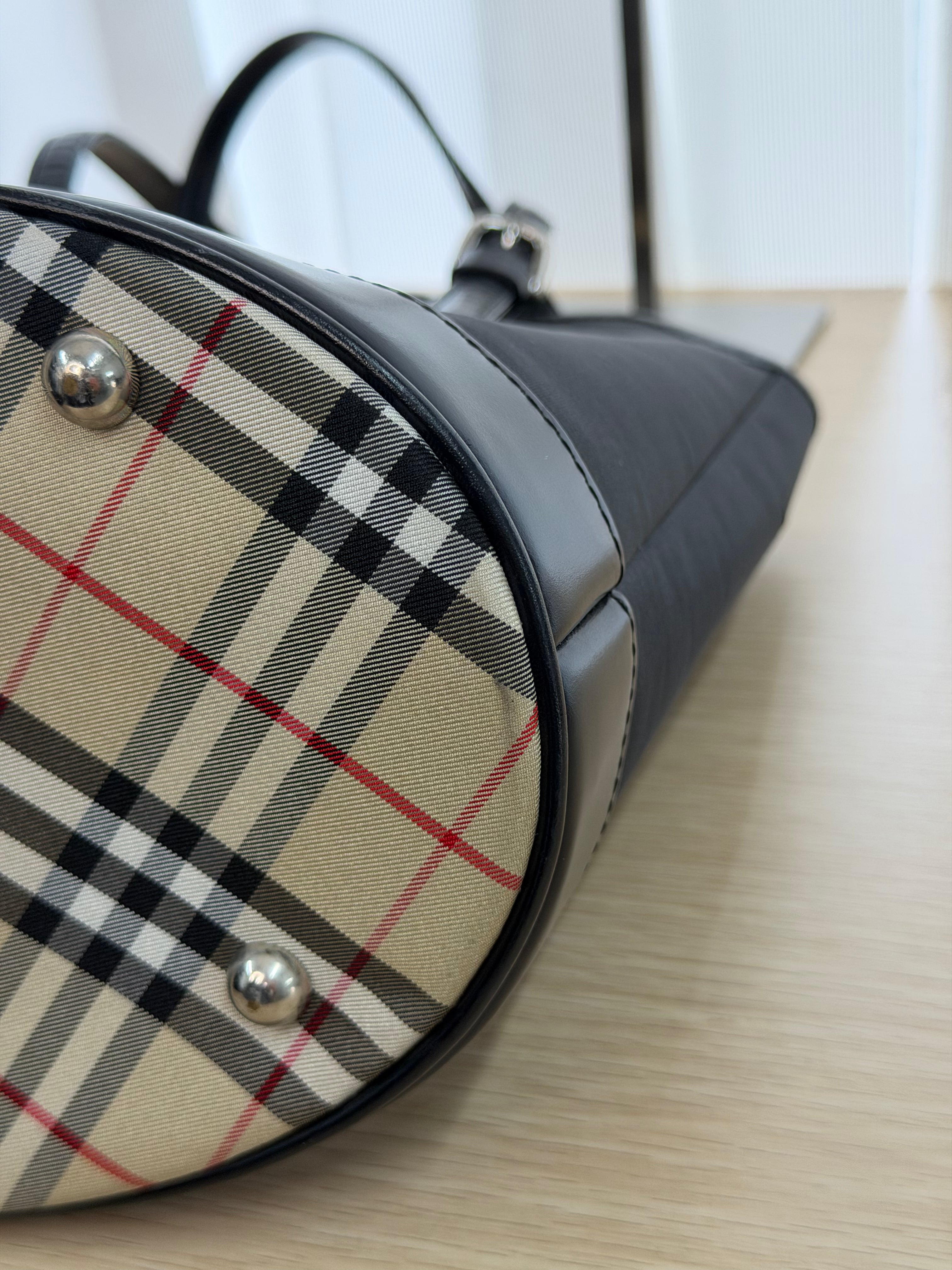 Borsa a Secchiello Nera in Nylon di Burberry
