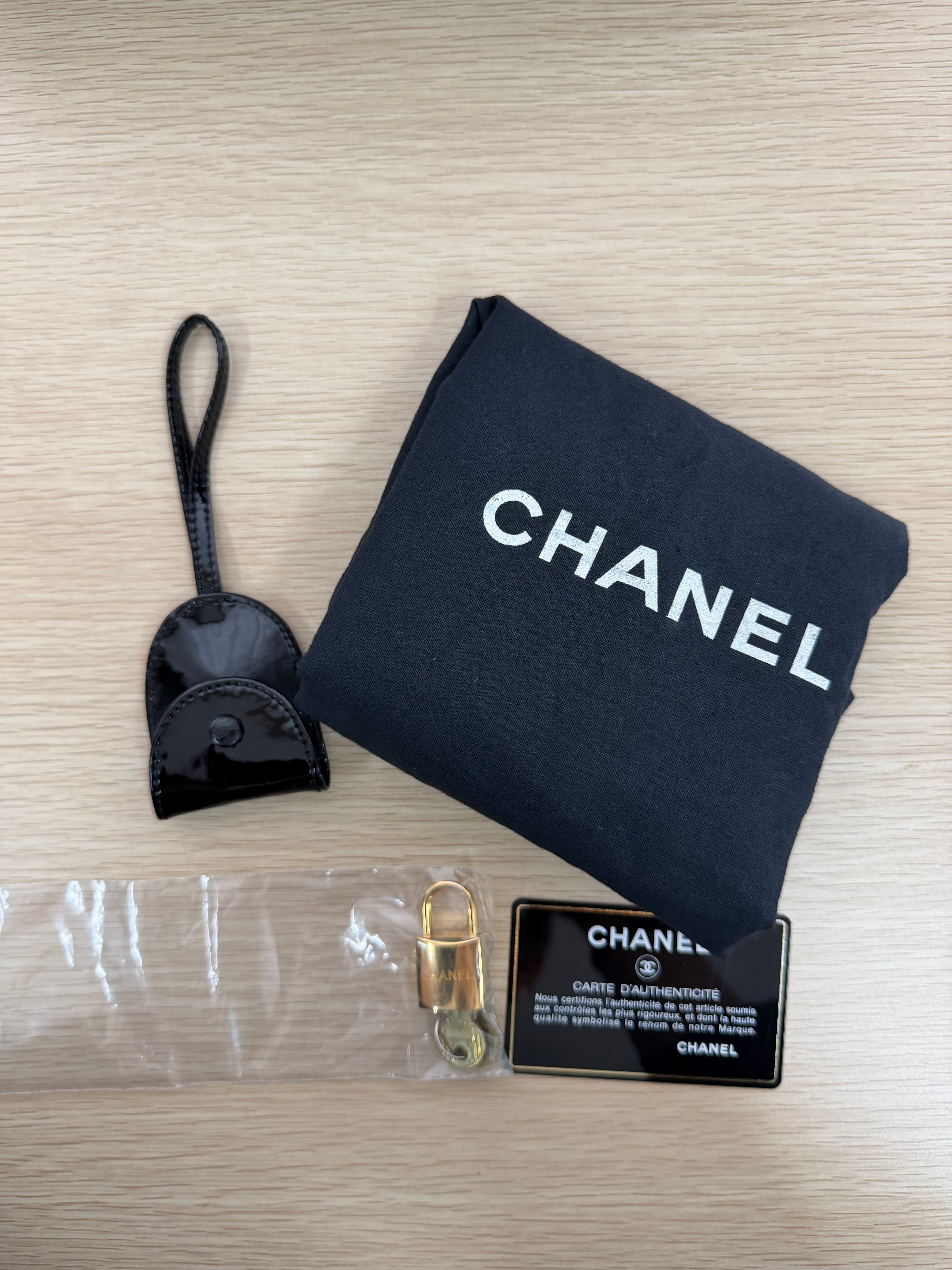 Borsa Boston Timeless CC di Chanel in Pelle Verniciata Nera