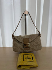 Borsa Fendi Mamma Baguette in Tela con Iconico Motivo Monogram Zucchino Beige