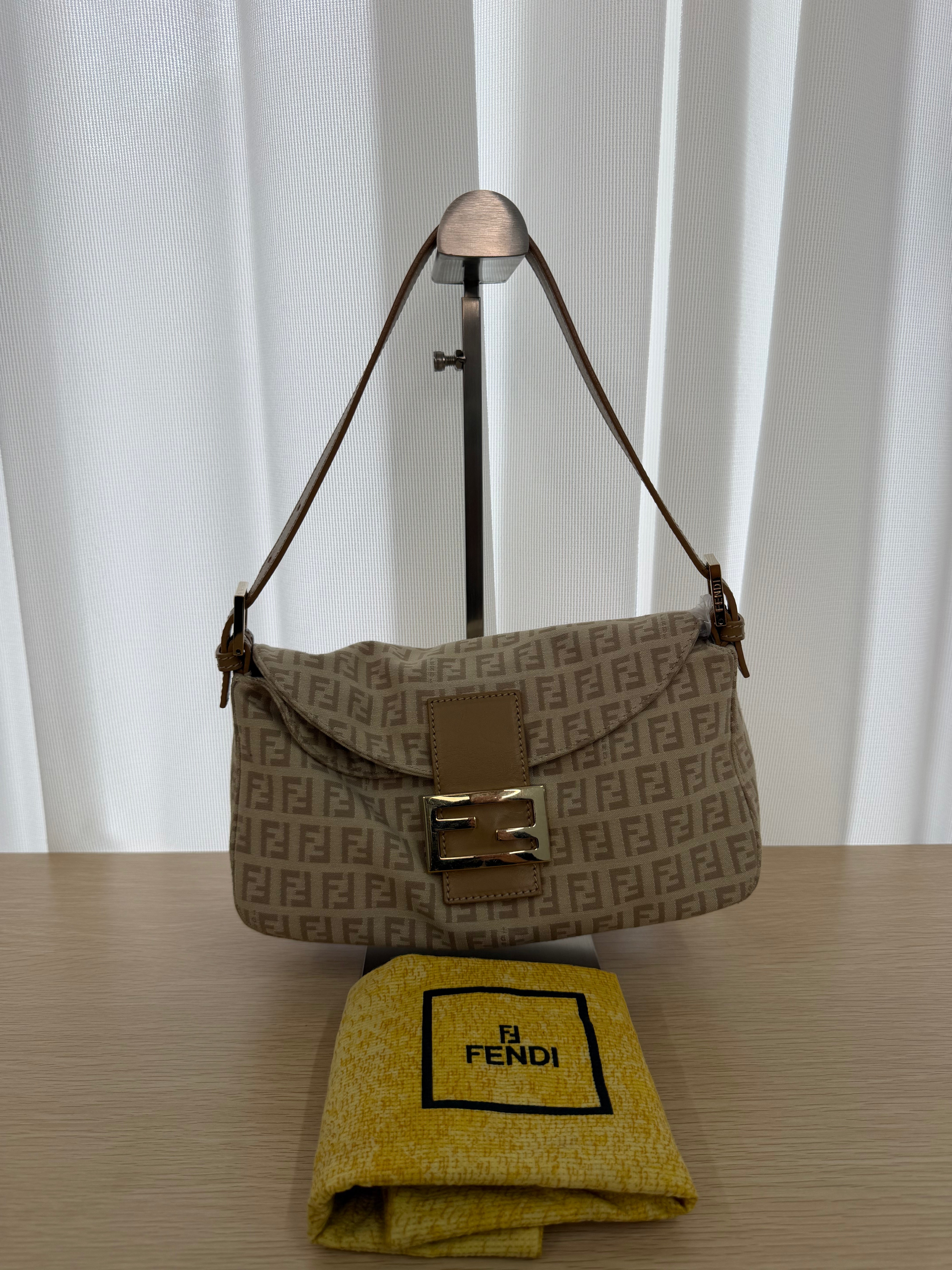 Borsa Fendi Mamma Baguette in Tela con Iconico Motivo Monogram Zucchino Beige