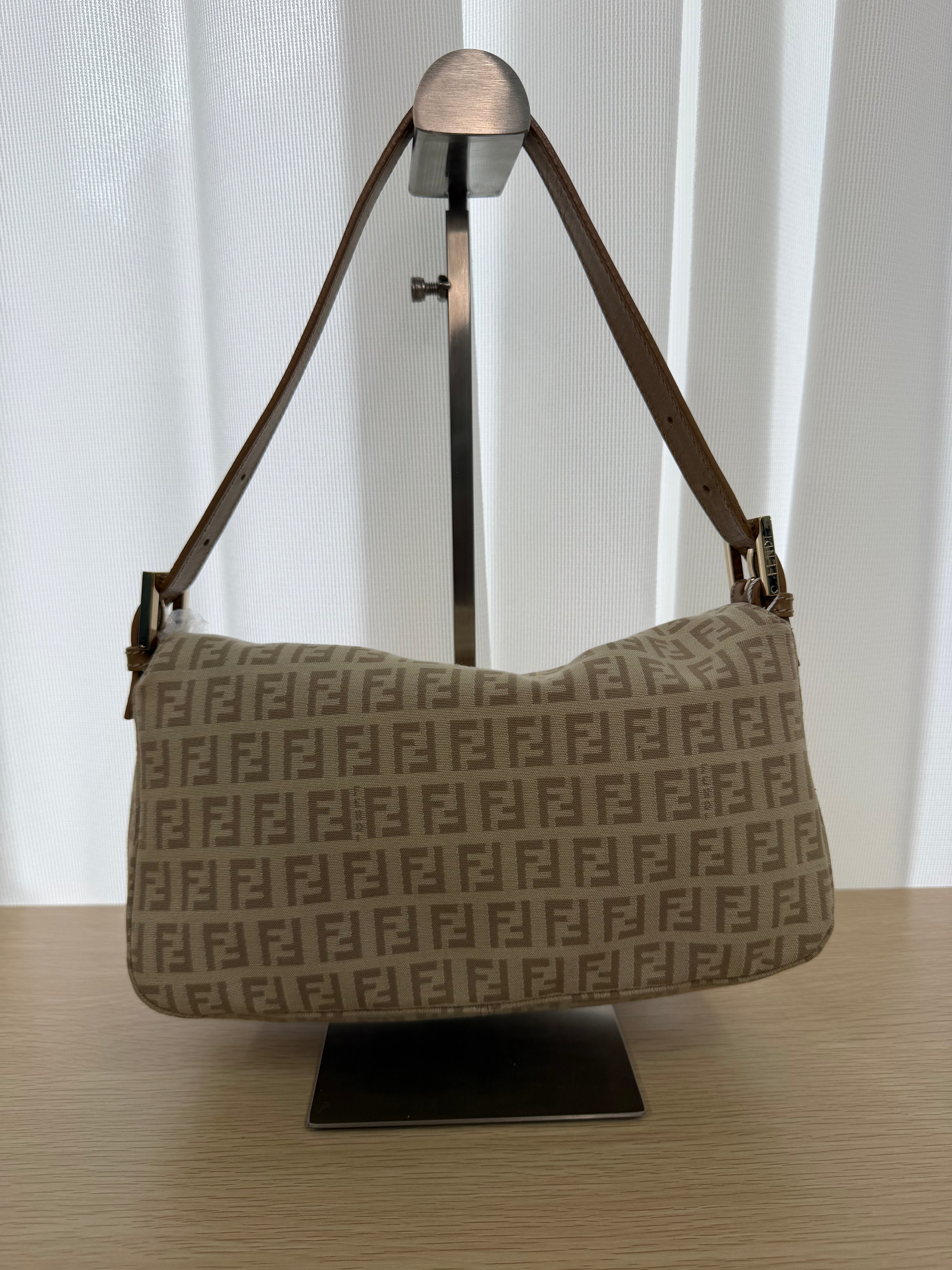 Borsa Fendi Mamma Baguette in Tela con Iconico Motivo Monogram Zucchino Beige