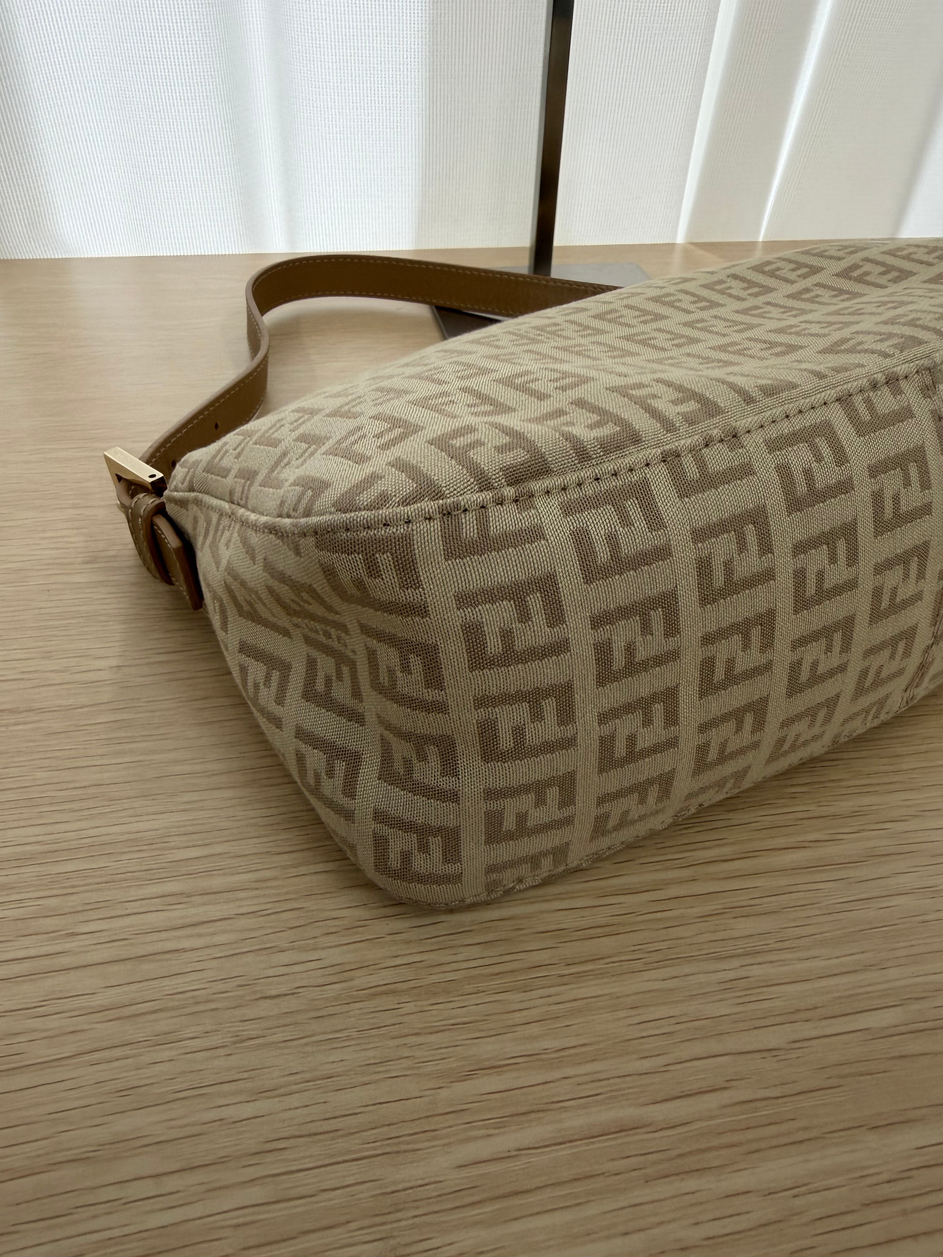 Borsa Fendi Mamma Baguette in Tela con Iconico Motivo Monogram Zucchino Beige