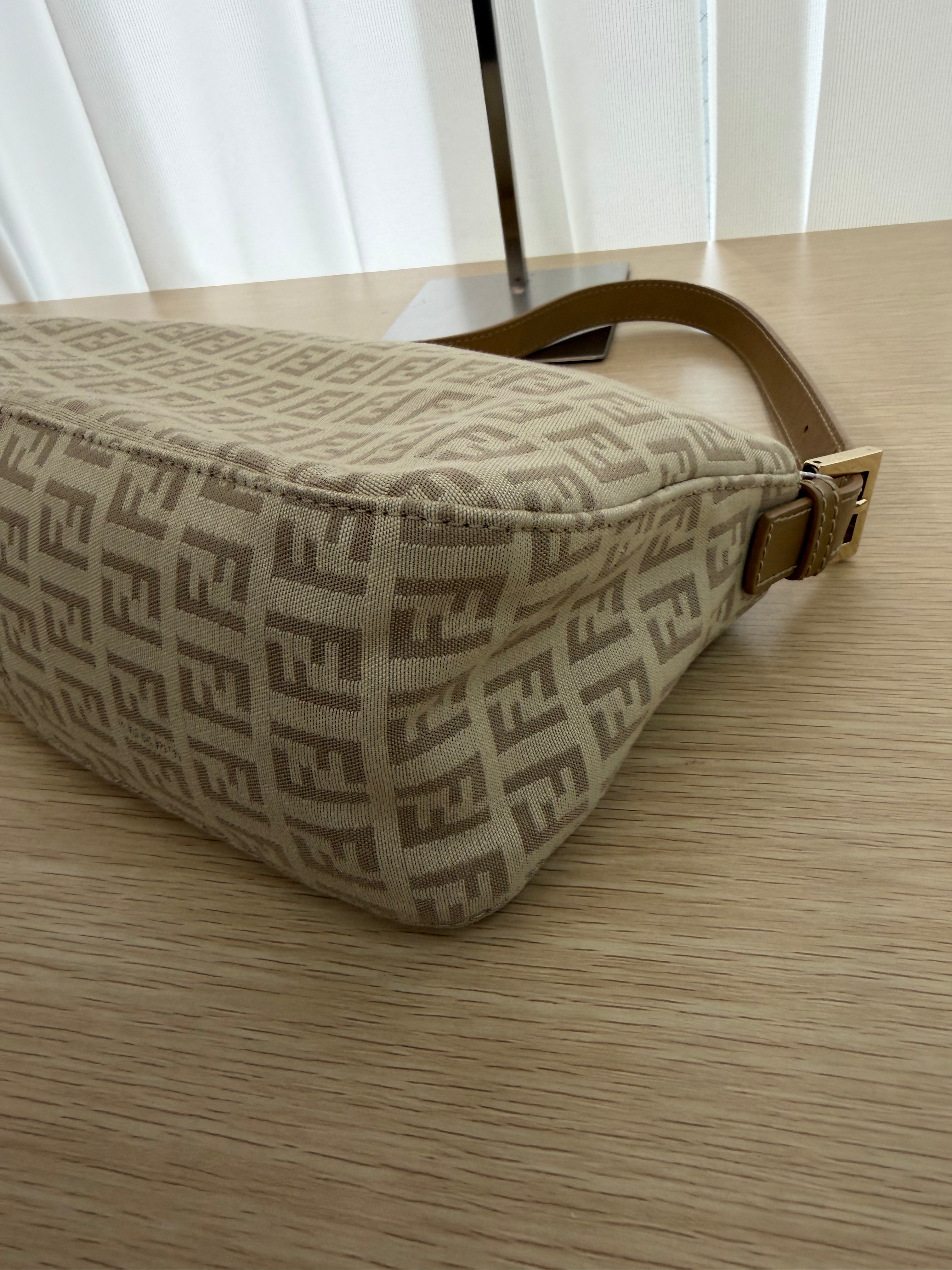 Borsa Fendi Mamma Baguette in Tela con Iconico Motivo Monogram Zucchino Beige