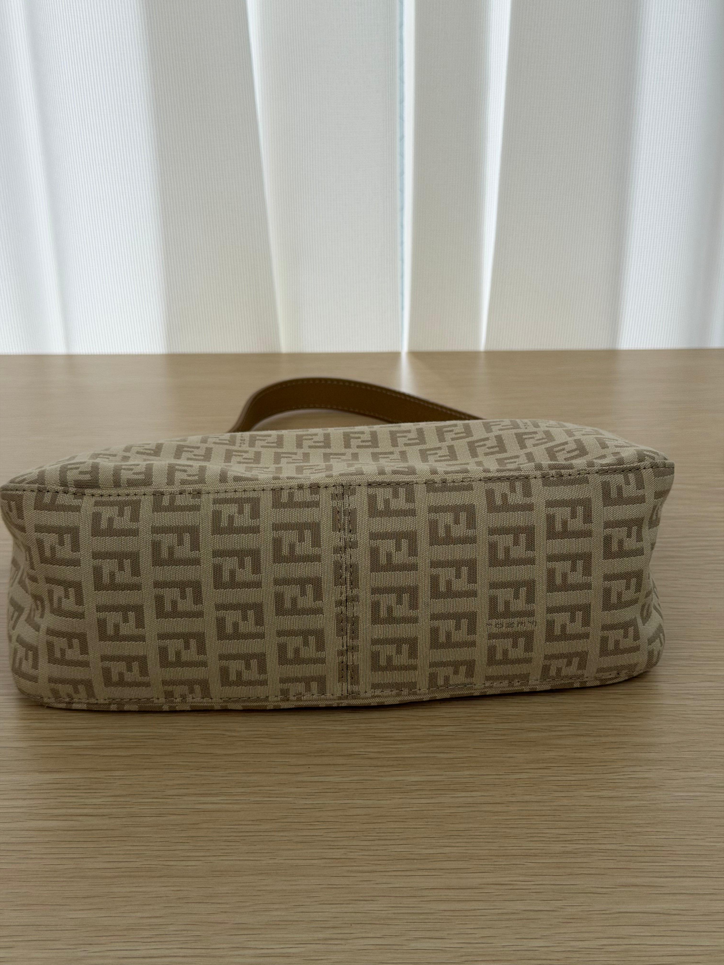 Borsa Fendi Mamma Baguette in Tela con Iconico Motivo Monogram Zucchino Beige