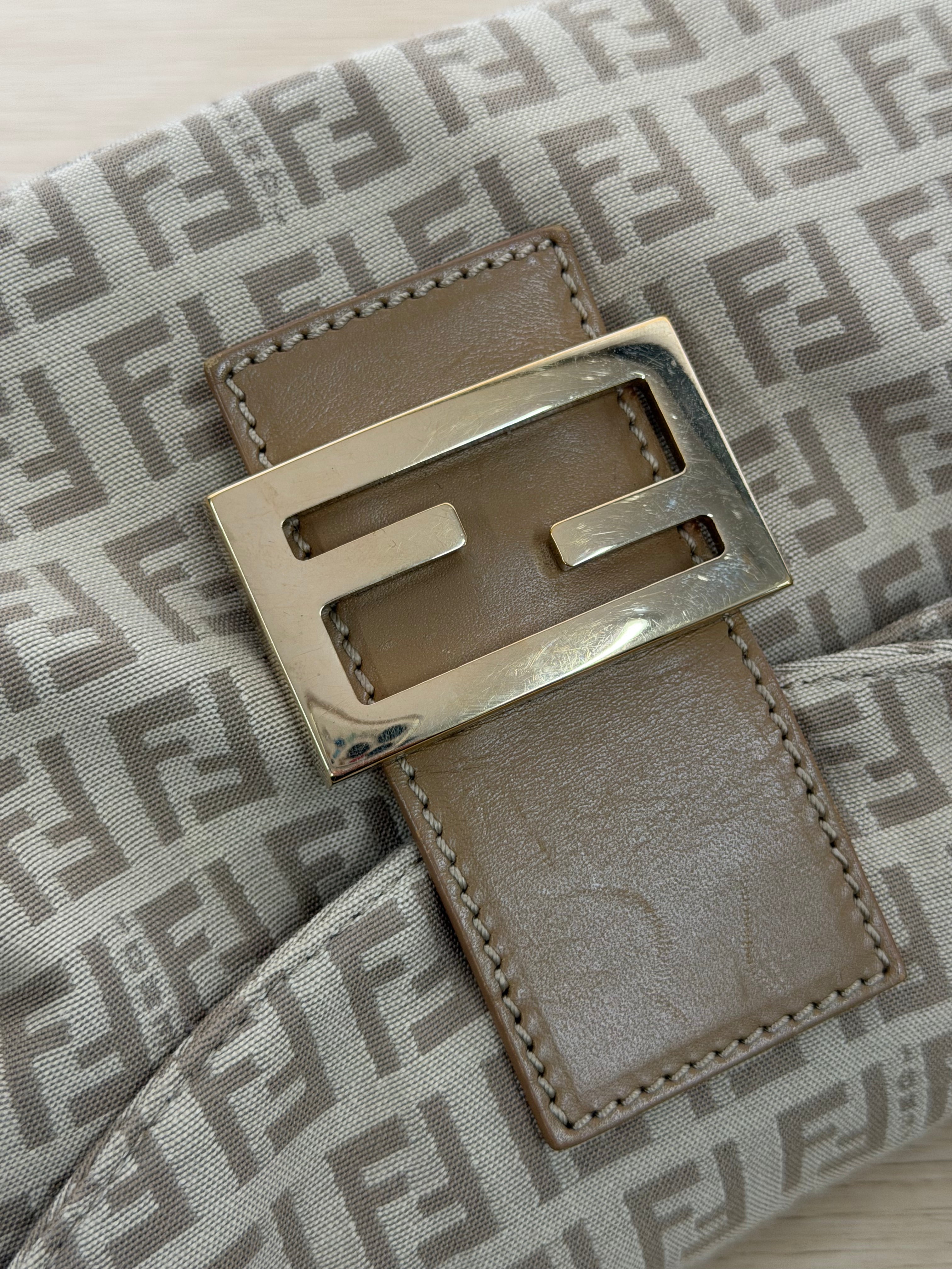 Borsa Fendi Mamma Baguette in Tela con Iconico Motivo Monogram Zucchino Beige