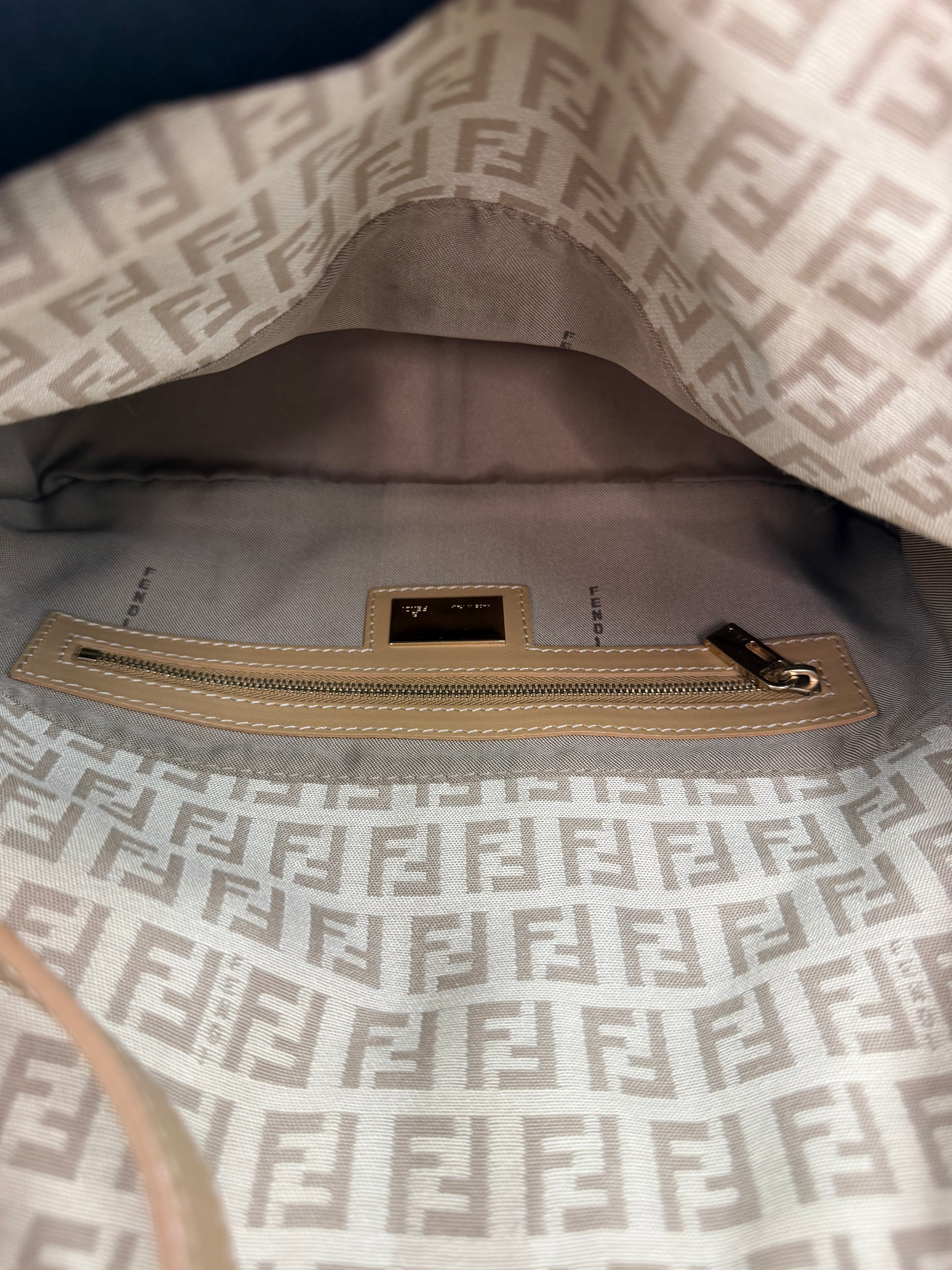 Borsa Fendi Mamma Baguette in Tela con Iconico Motivo Monogram Zucchino Beige