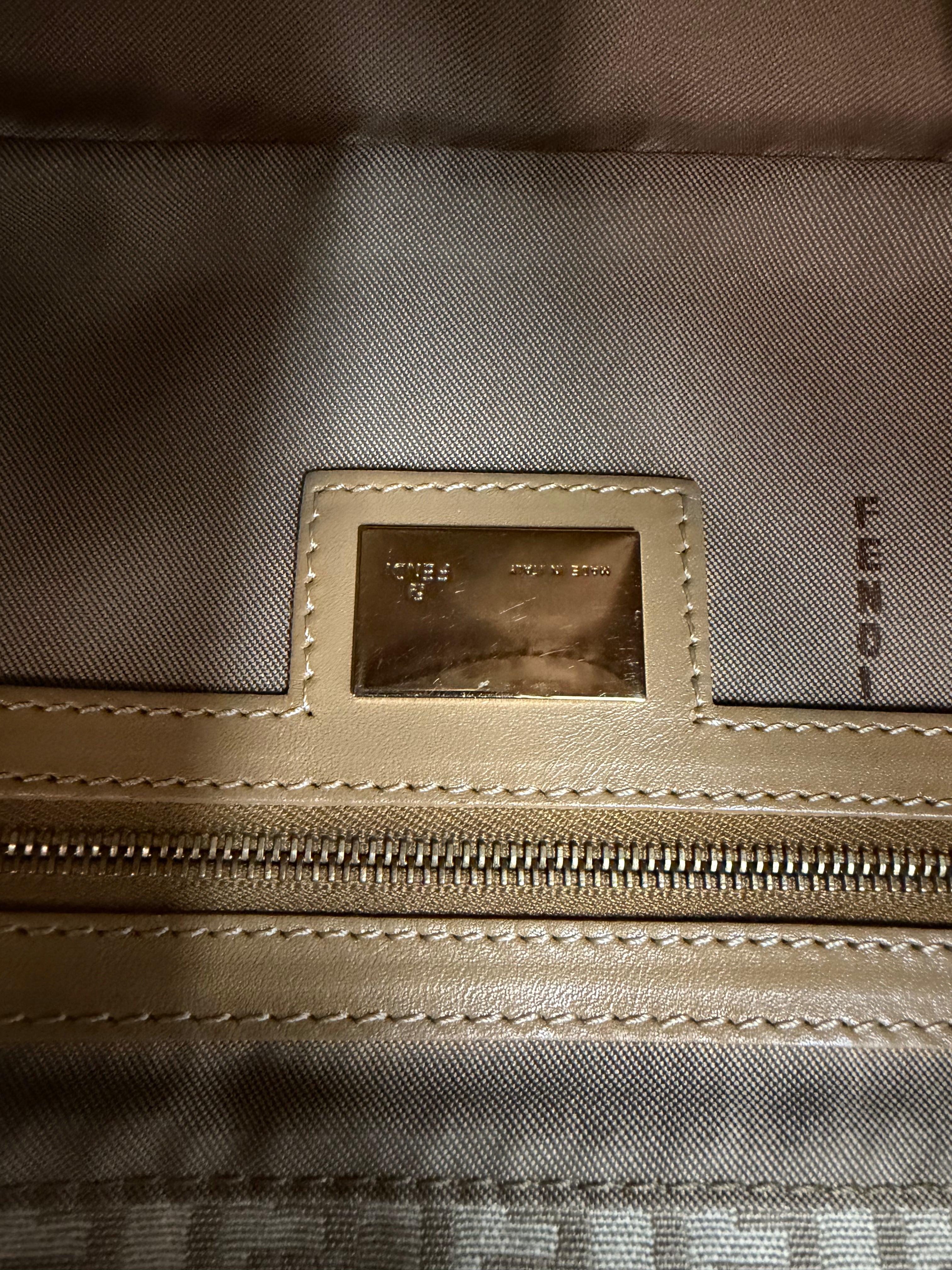 Borsa Fendi Mamma Baguette in Tela con Iconico Motivo Monogram Zucchino Beige
