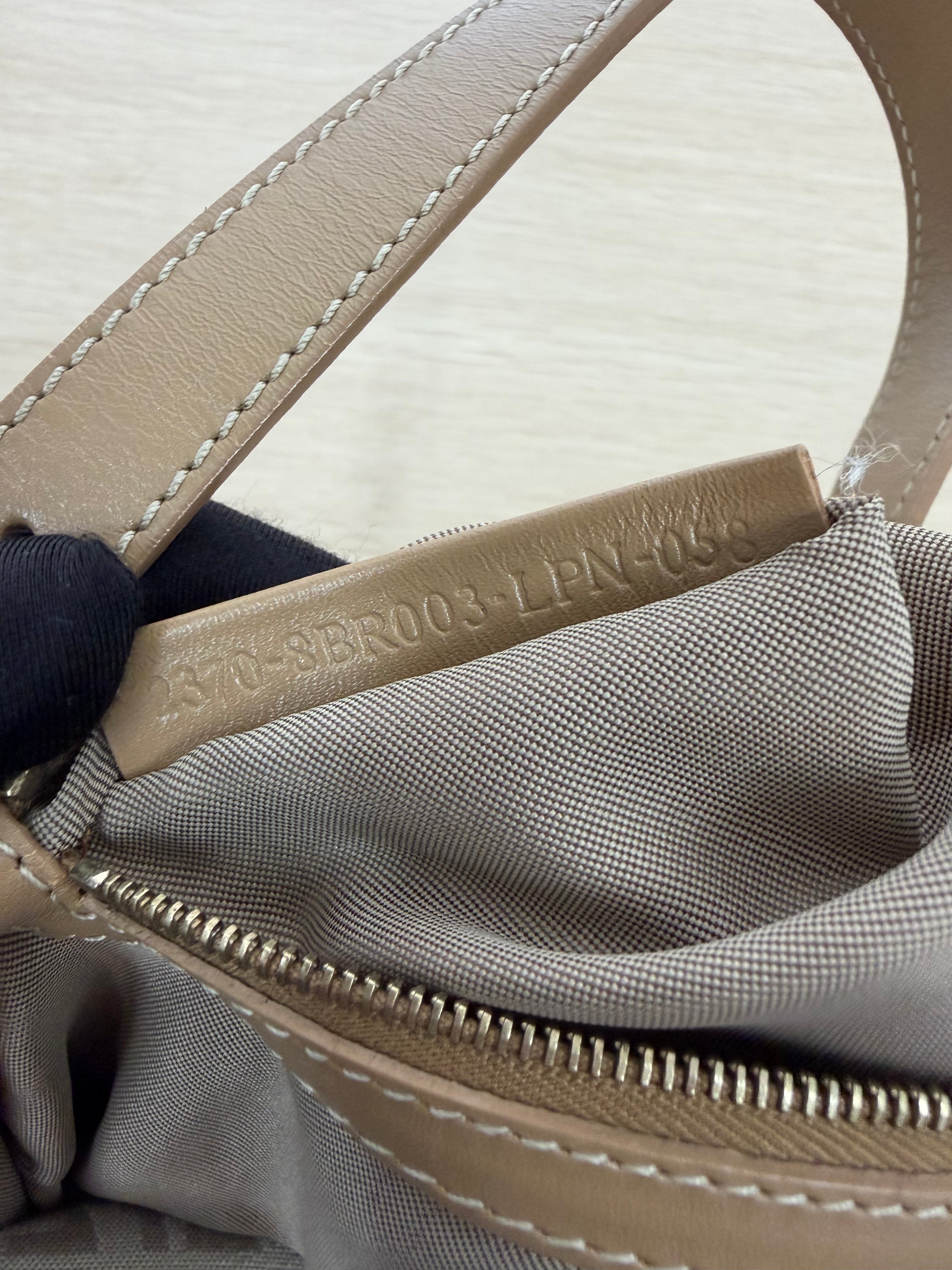 Borsa Fendi Mamma Baguette in Tela con Iconico Motivo Monogram Zucchino Beige