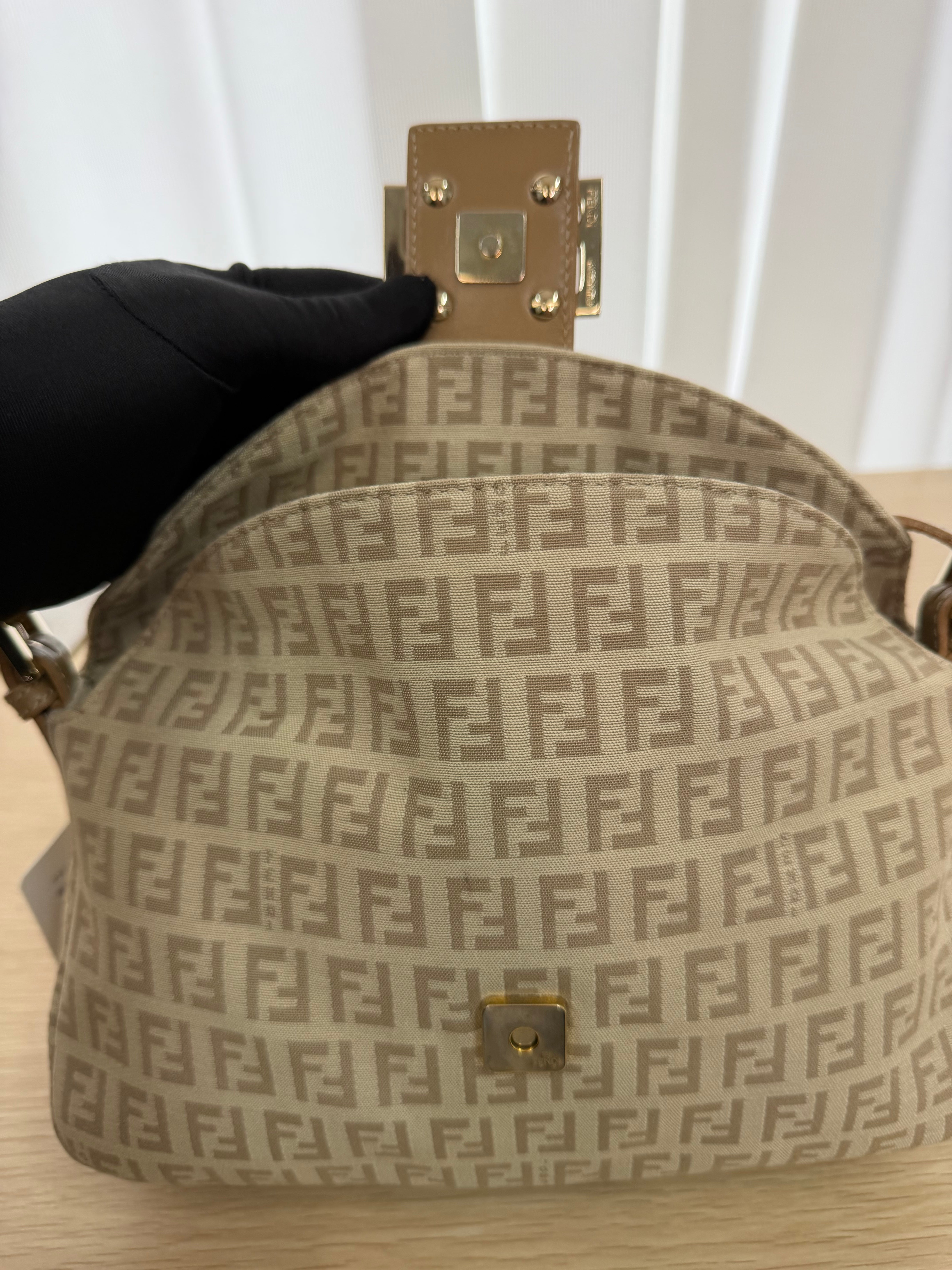 Borsa Fendi Mamma Baguette in Tela con Iconico Motivo Monogram Zucchino Beige