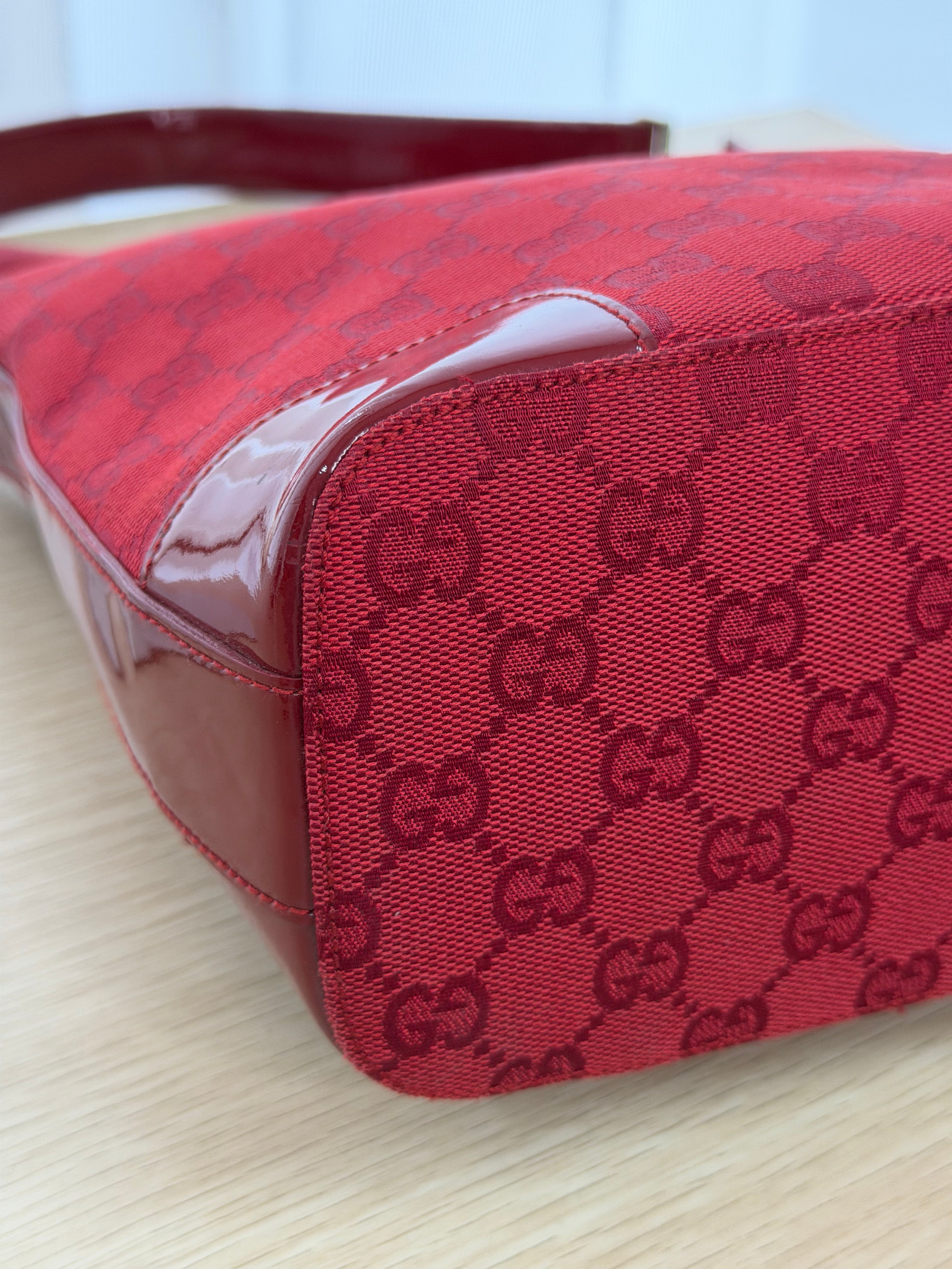 Borsa a Spalla Gucci GG Canvas Hobo in Tela Rossa con Finiture in Vernice