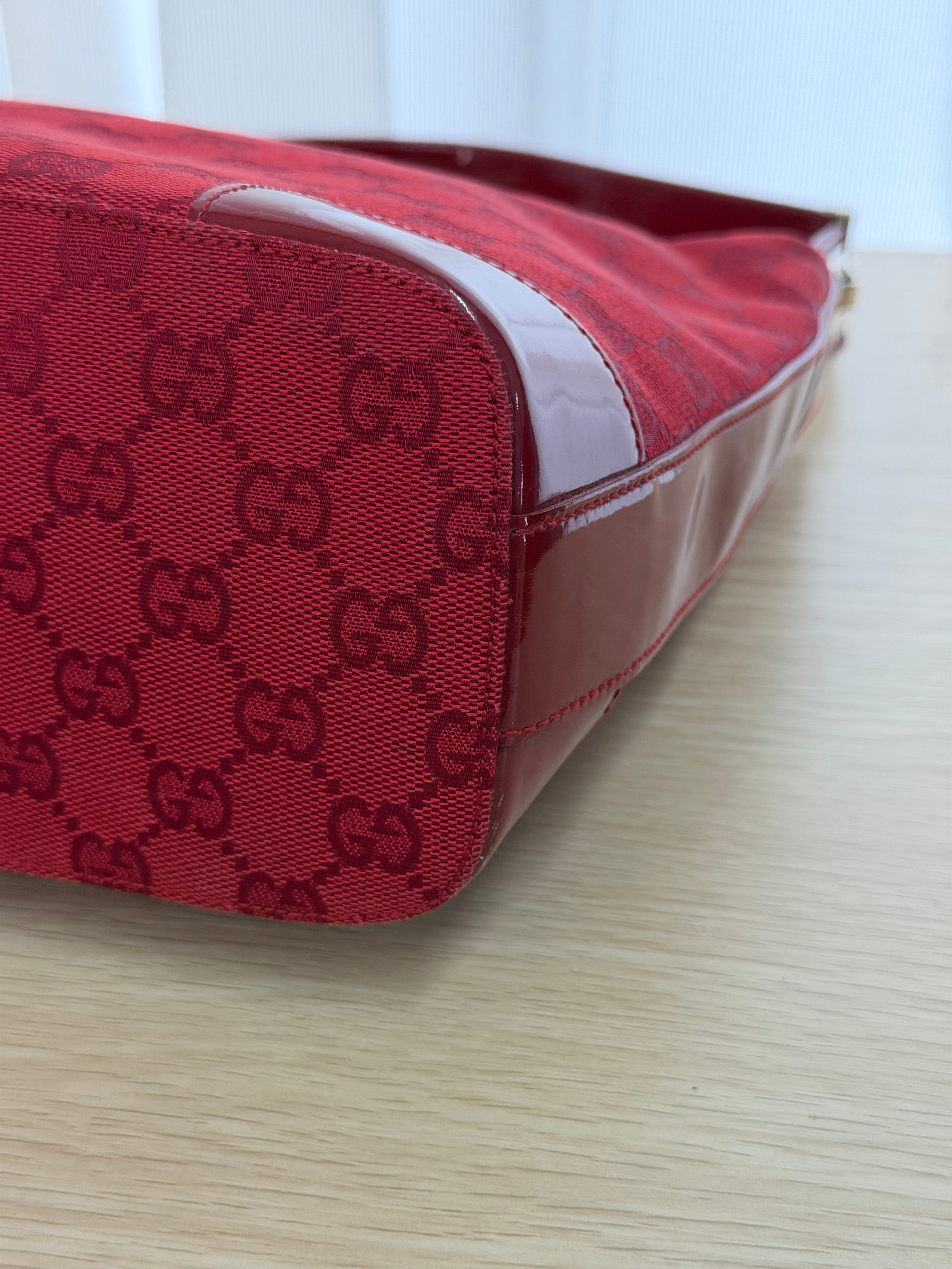 Borsa a Spalla Gucci GG Canvas Hobo in Tela Rossa con Finiture in Vernice