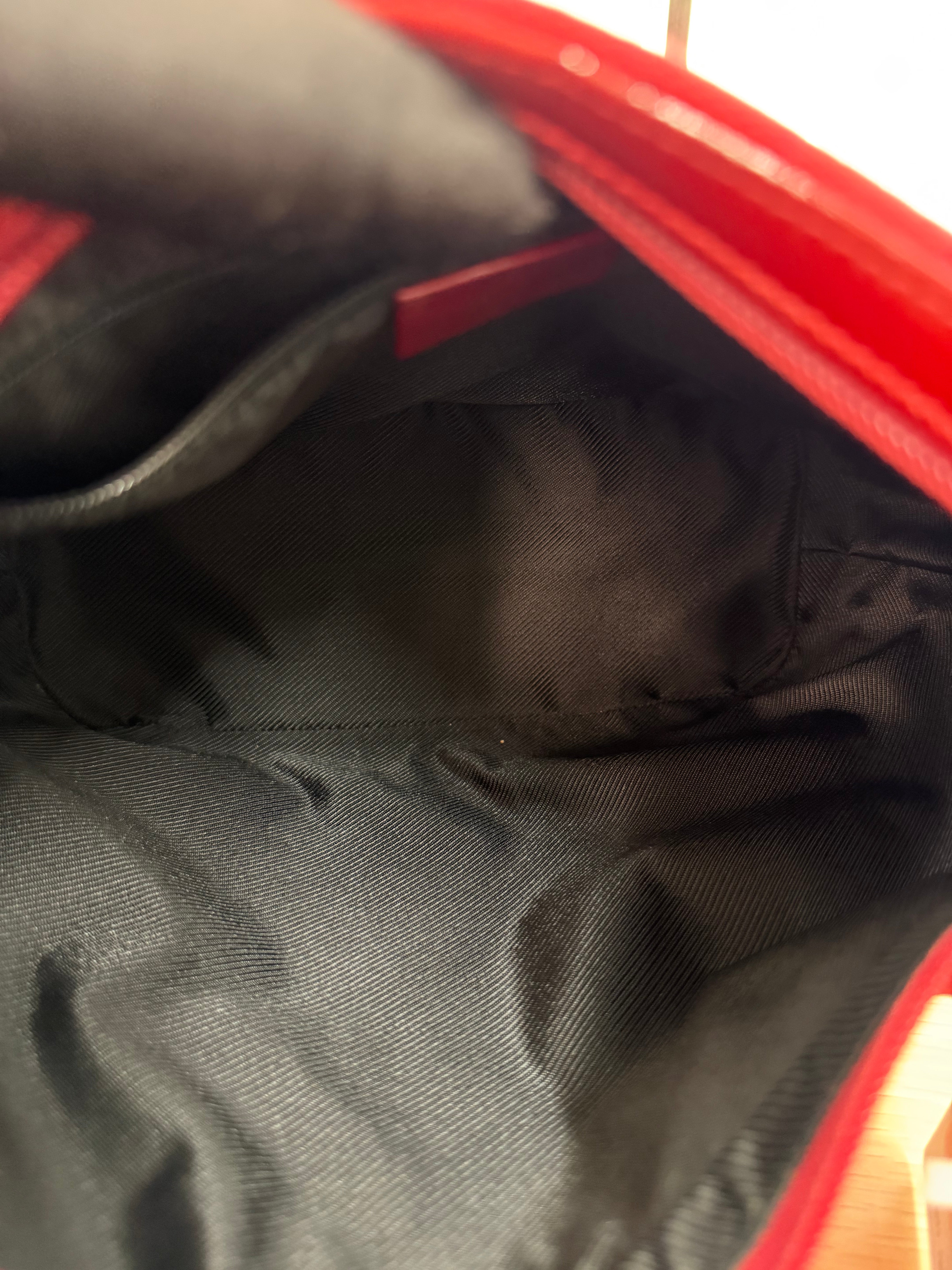 Borsa a Spalla Gucci GG Canvas Hobo in Tela Rossa con Finiture in Vernice