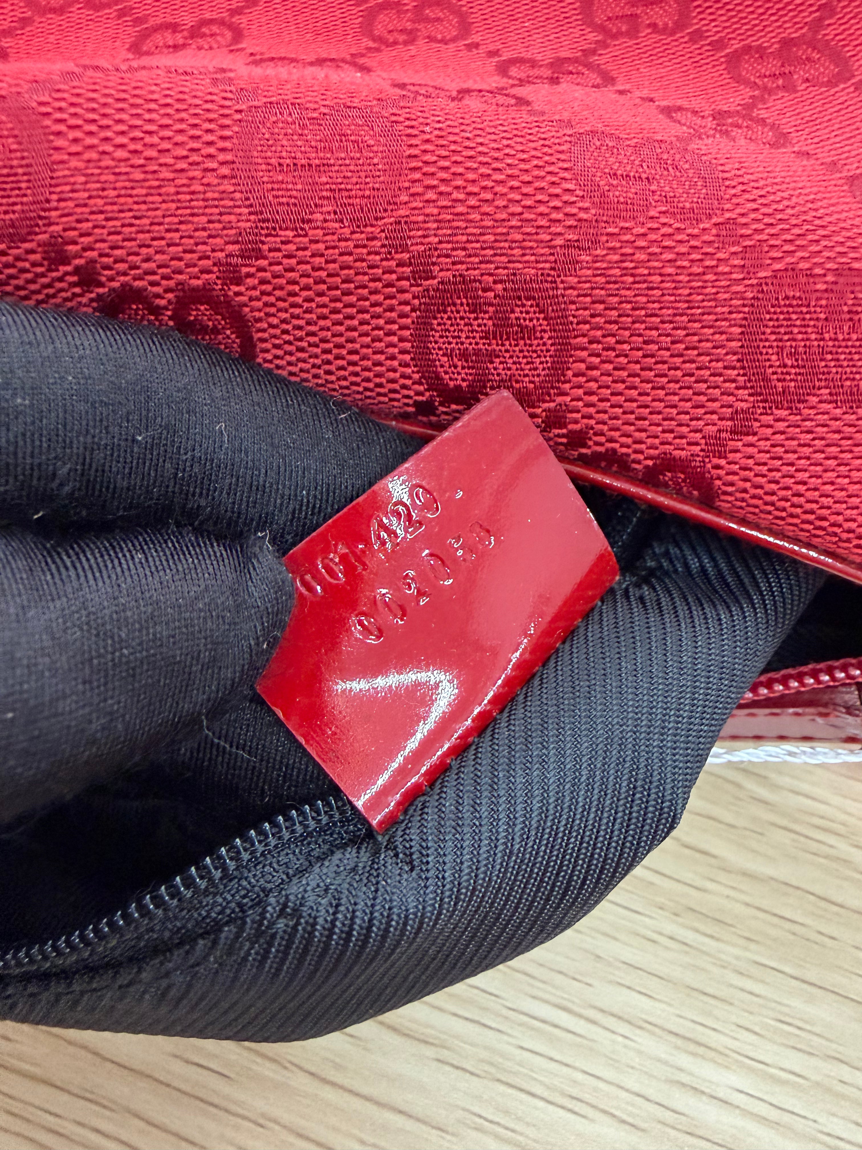 Borsa a Spalla Gucci GG Canvas Hobo in Tela Rossa con Finiture in Vernice