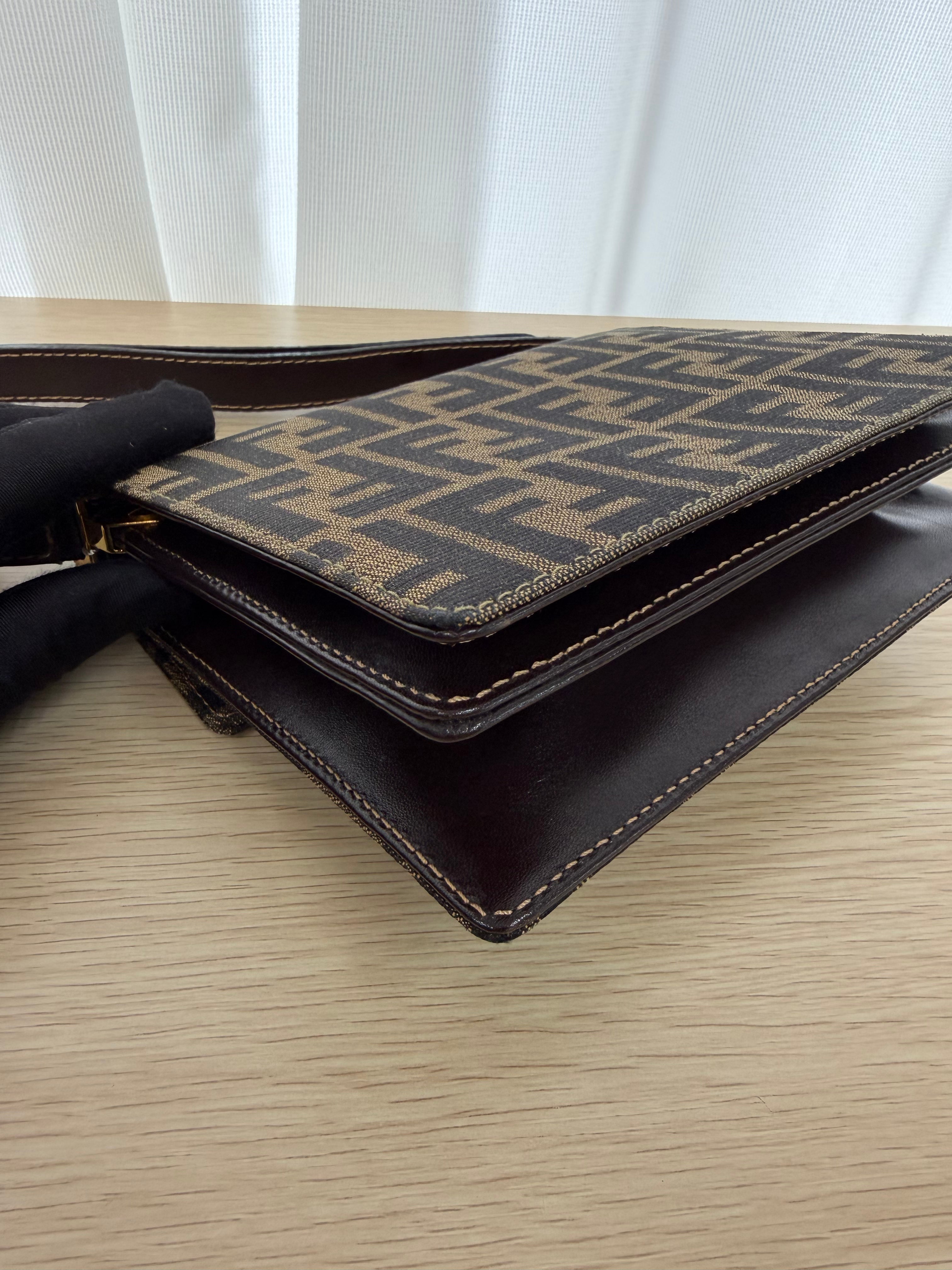 Borsa a Spalla Fendi Vintage in Tela con Iconico Motivo FF Zucca