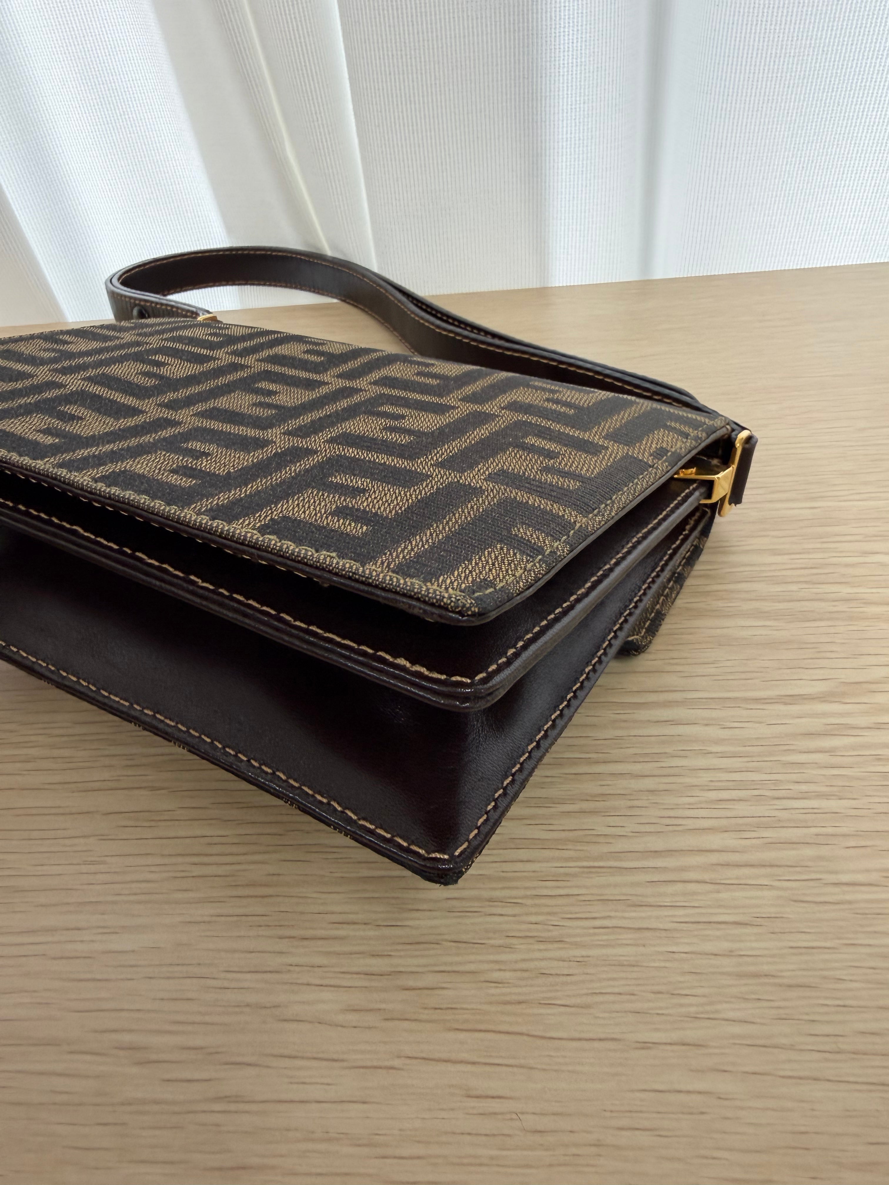 Borsa a Spalla Fendi Vintage in Tela con Iconico Motivo FF Zucca