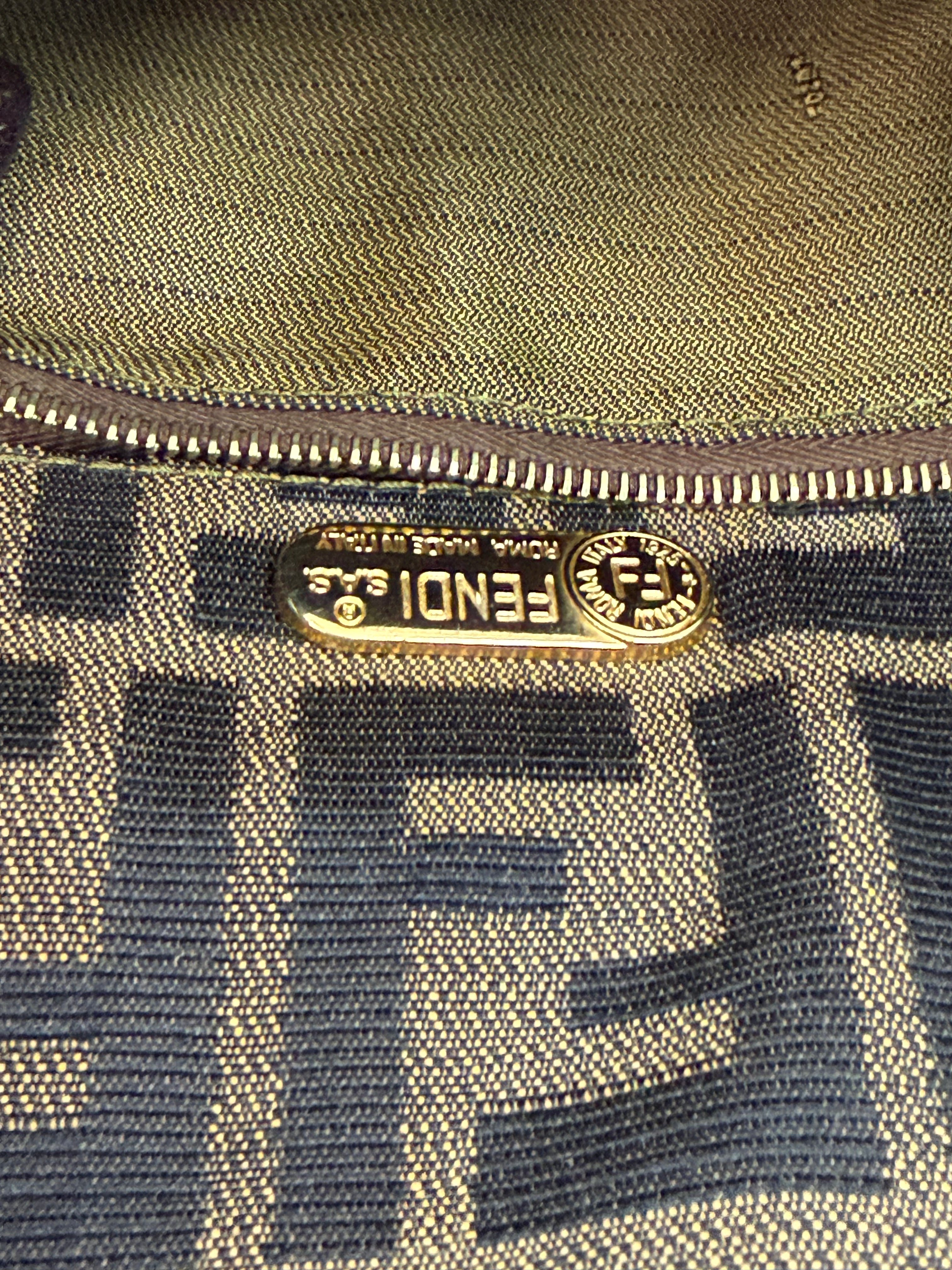 Borsa a Spalla Fendi Vintage in Tela con Iconico Motivo FF Zucca