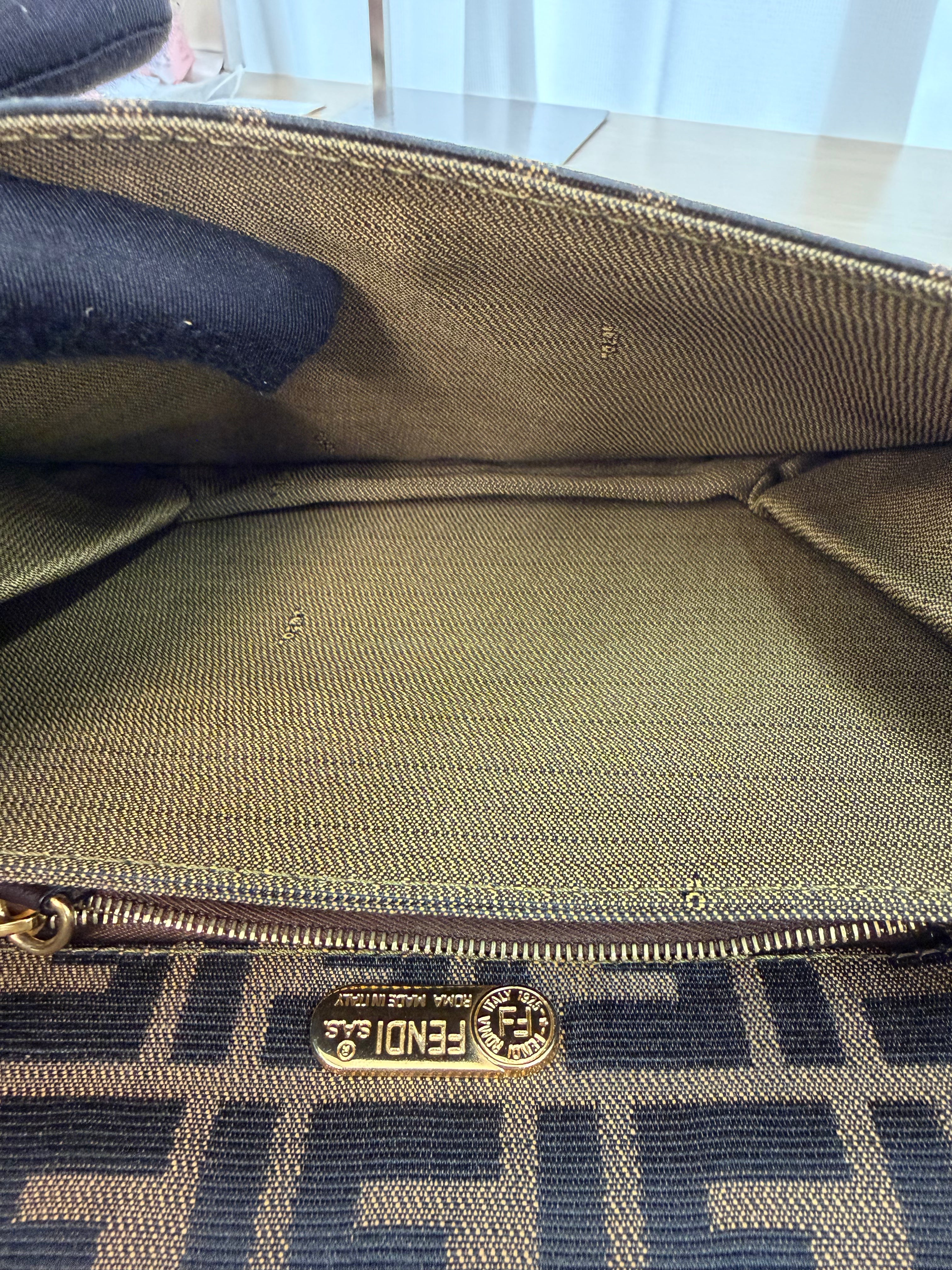 Borsa a Spalla Fendi Vintage in Tela con Iconico Motivo FF Zucca