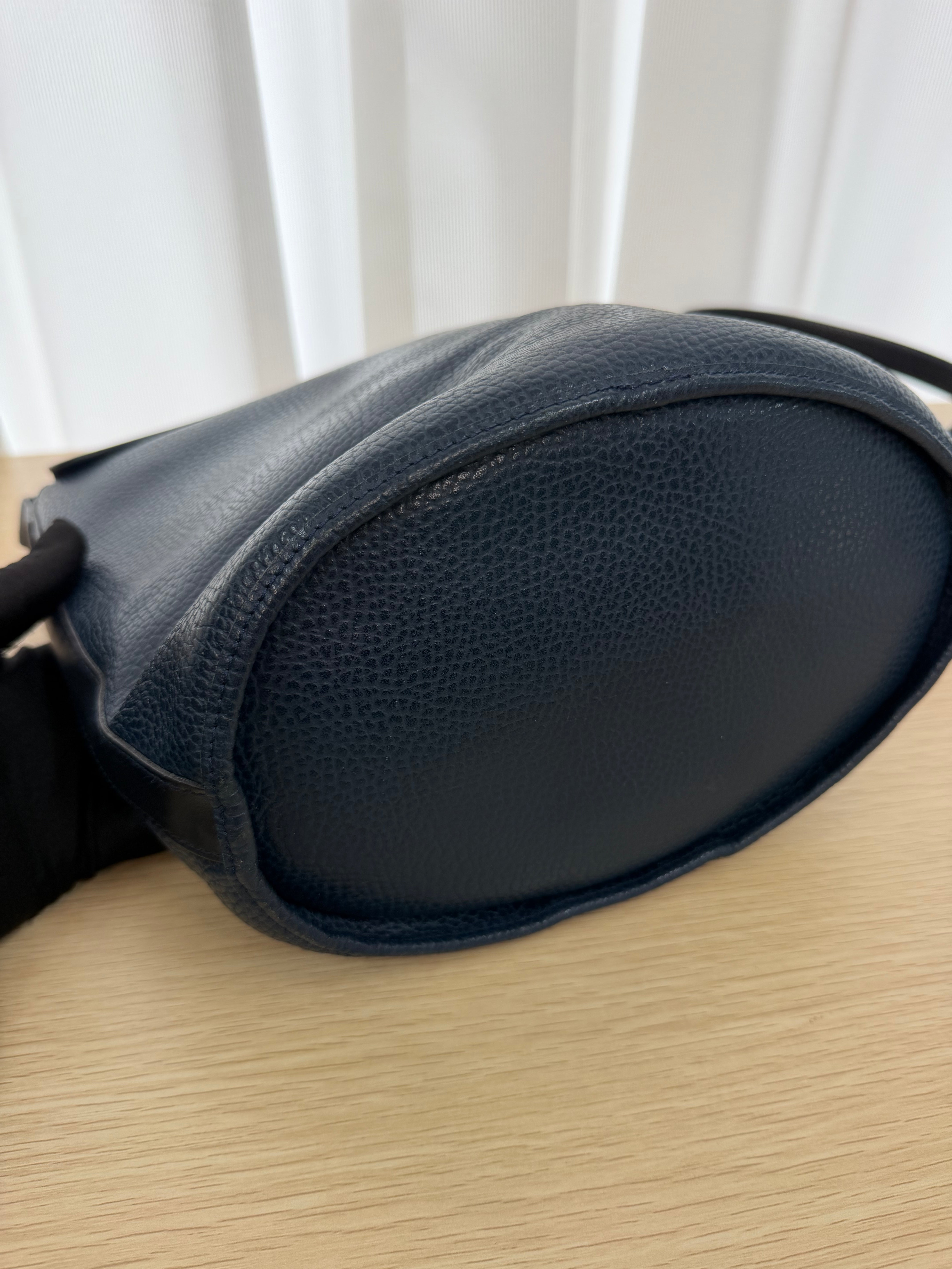 Borsa a Tracolla Vintage di Christian Dior in Pelle Martellata Blu